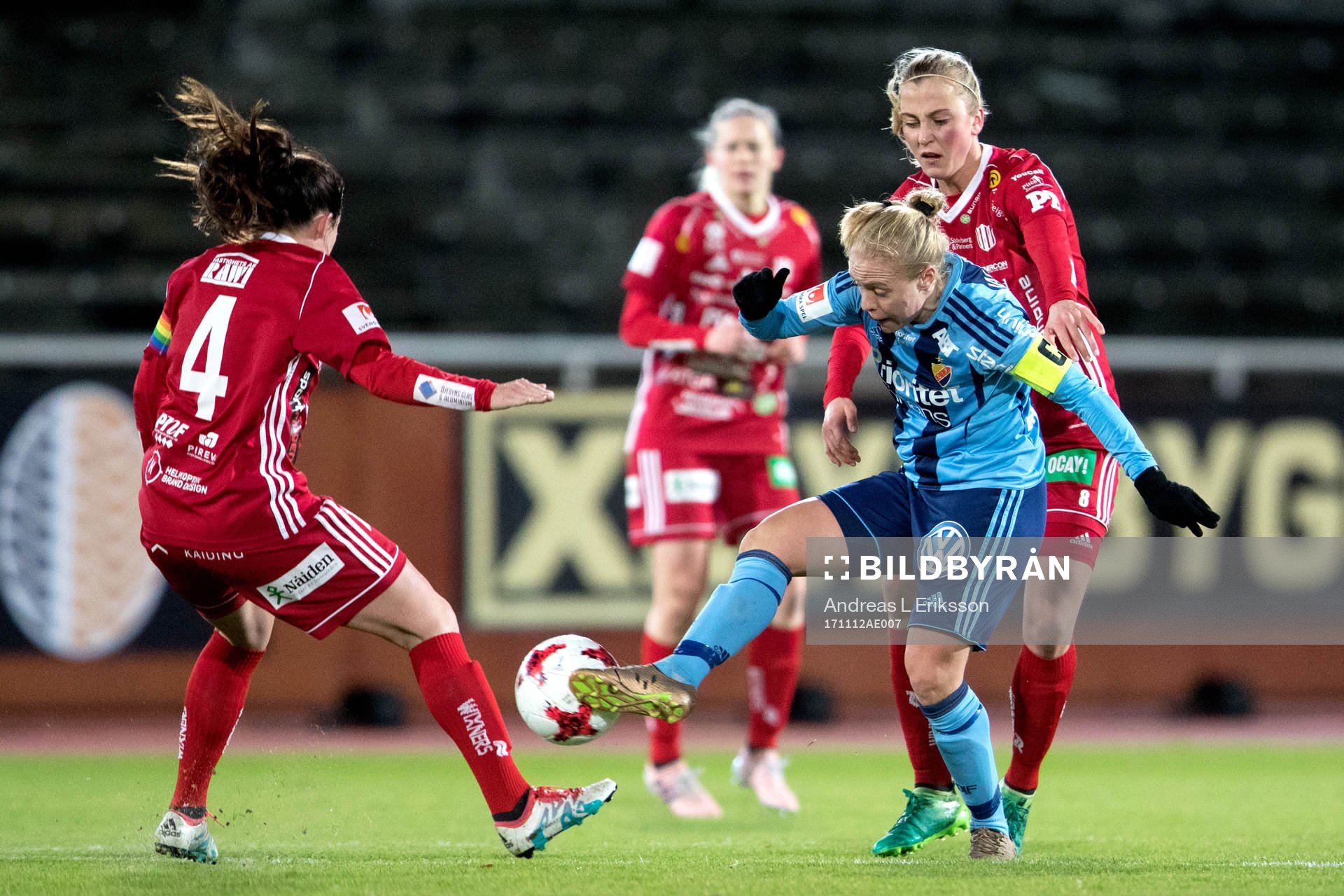 Djurgårdens Mia Jalkerud och Piteås Josefin Johansson och