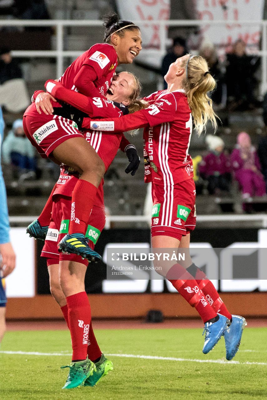 Piteås Madelen Janogy jublar med Elin Bragnum och Julia