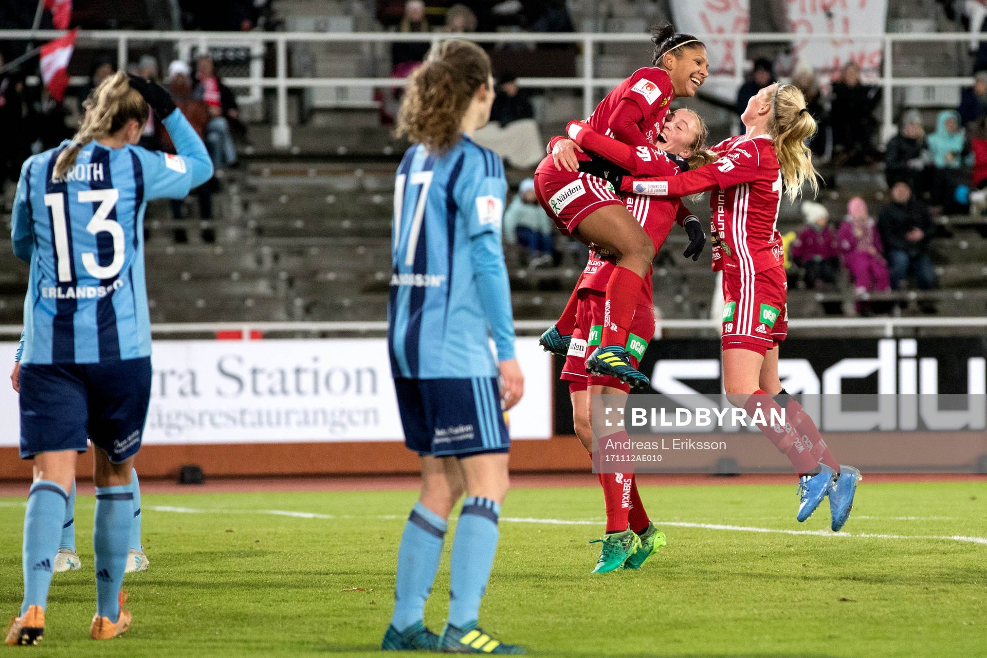 Piteås Madelen Janogy jublar med Elin Bragnum och Julia