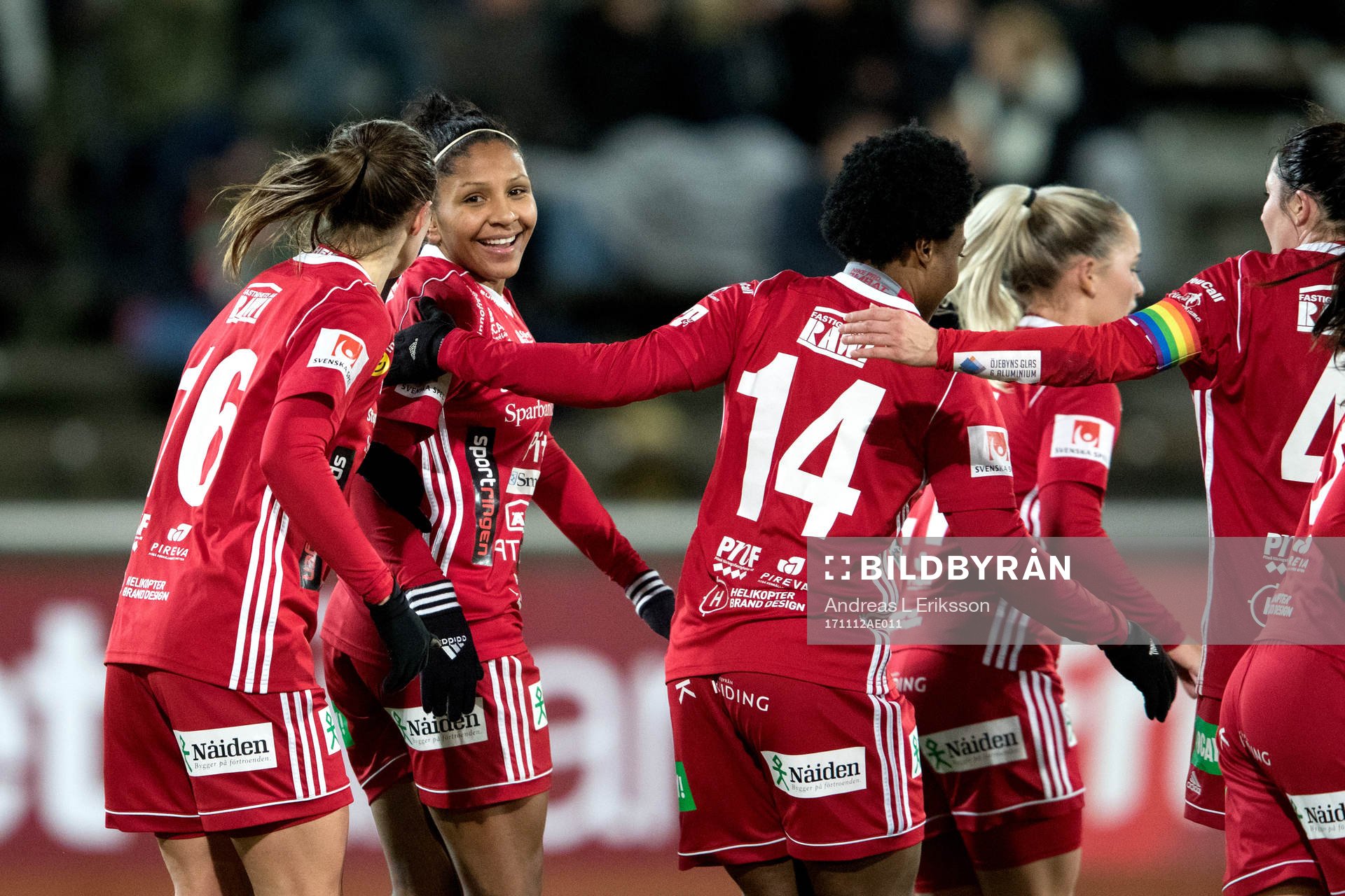 Piteås Madelen Janogy jublar med lagkamrater