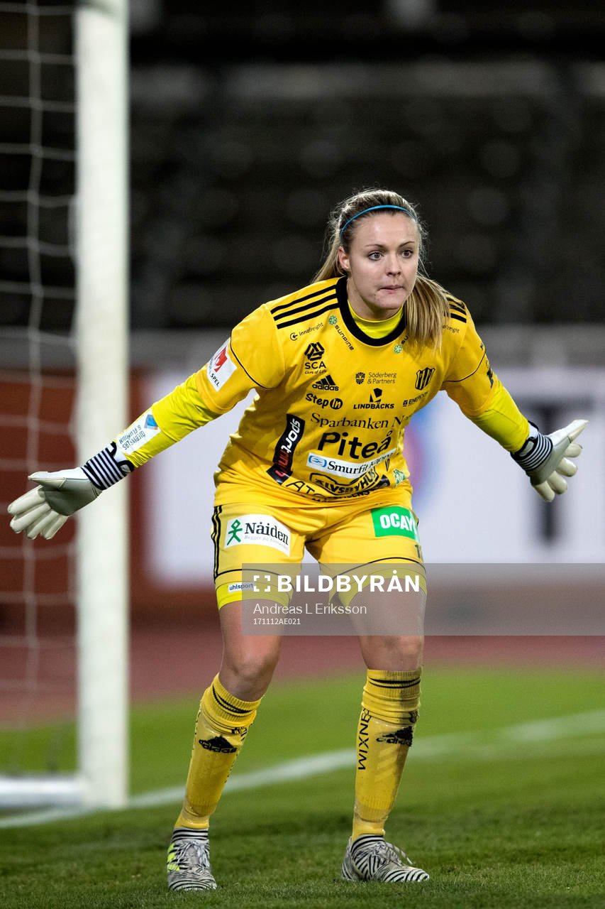 Piteås målvakt Hilda Carlén under fotbollsmatchen i Damallsvenskan mellan Djurgården och Piteå den 12 november 2017 i Stockholm. 