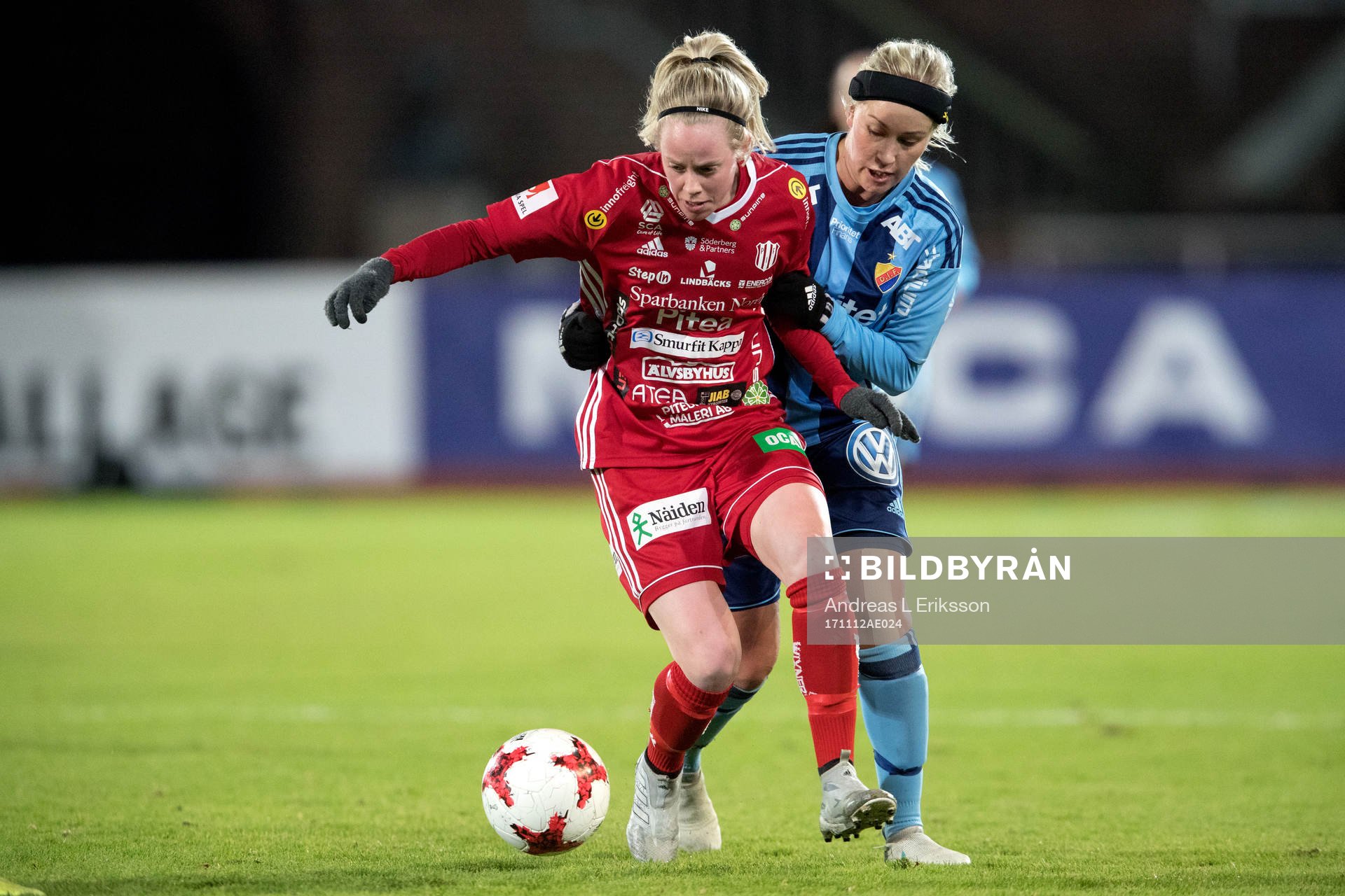 Piteås Cecilia Edlund och Djurgårdens Annika Kukkonen under fotbollsmatchen i Damallsvenskan mellan Djurgården och Piteå den 12 november 2017 i Stockholm.