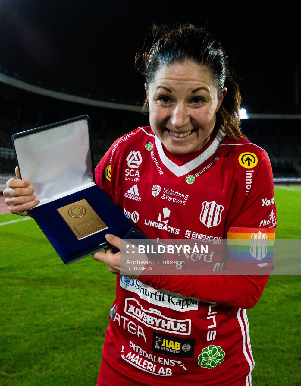 Piteås Josefin Johansson visar upp bronsplaketten