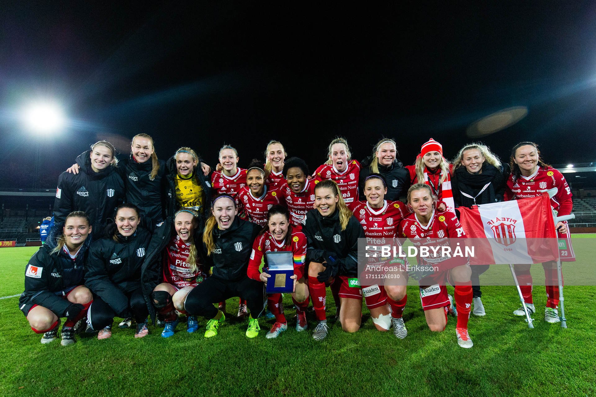 Piteås spelare jublar över fjärdeplatsen efter fotbollsmatchen i Damallsvenskan mellan Djurgården och Piteå den 12 november 2017 i Stockholm.