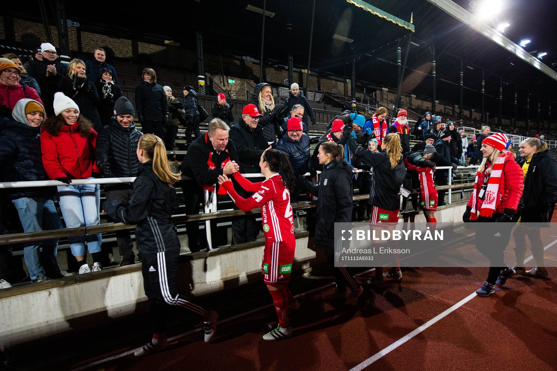 Piteås spelare tackar publiken efter fotbollsmatchen i Damallsvenskan mellan Djurgården och Piteå den 12 november 2017 i Stockholm.