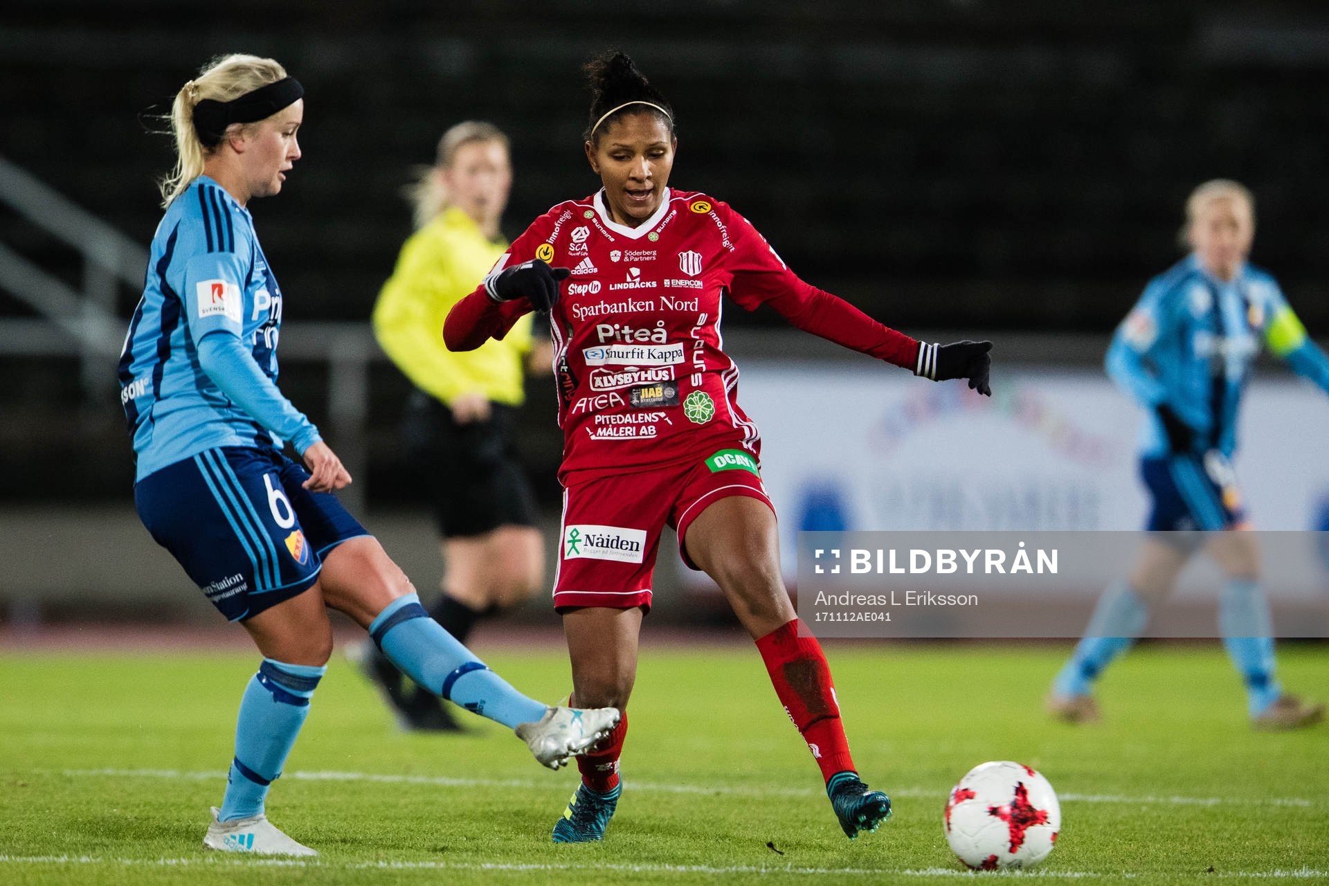 Djurgårdens Annika Kukkonen och Piteås Madelen Janogy under fotbollsmatchen i Damallsvenskan mellan Djurgården och Piteå den 12 november 2017 i Stockholm.