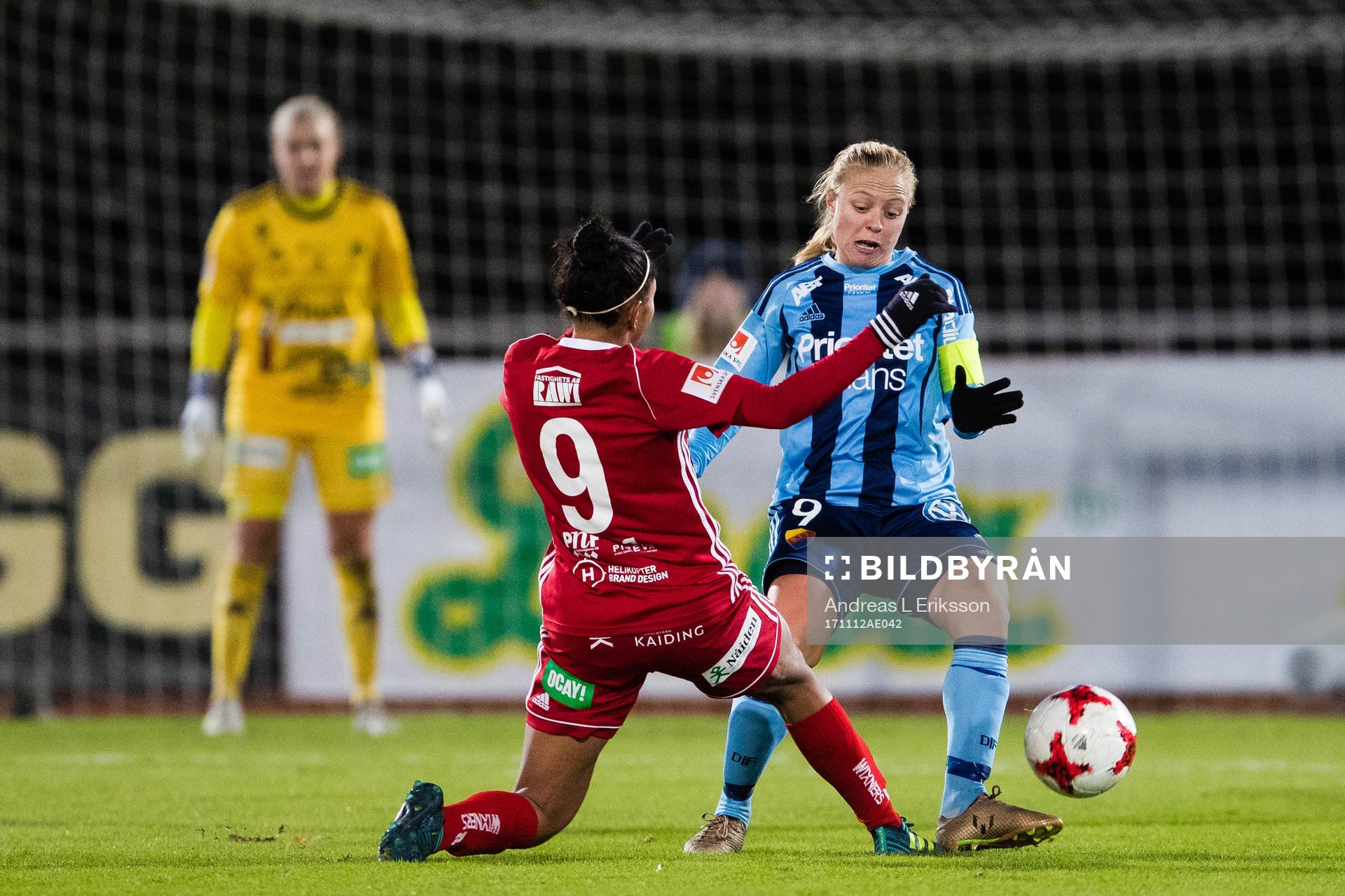 Piteås Madelen Janogy i kamp om bollen med Djurgårdens Mia Jalkerud under fotbollsmatchen i Damallsvenskan mellan Djurgården och Piteå den 12 november 2017 i Stockholm.