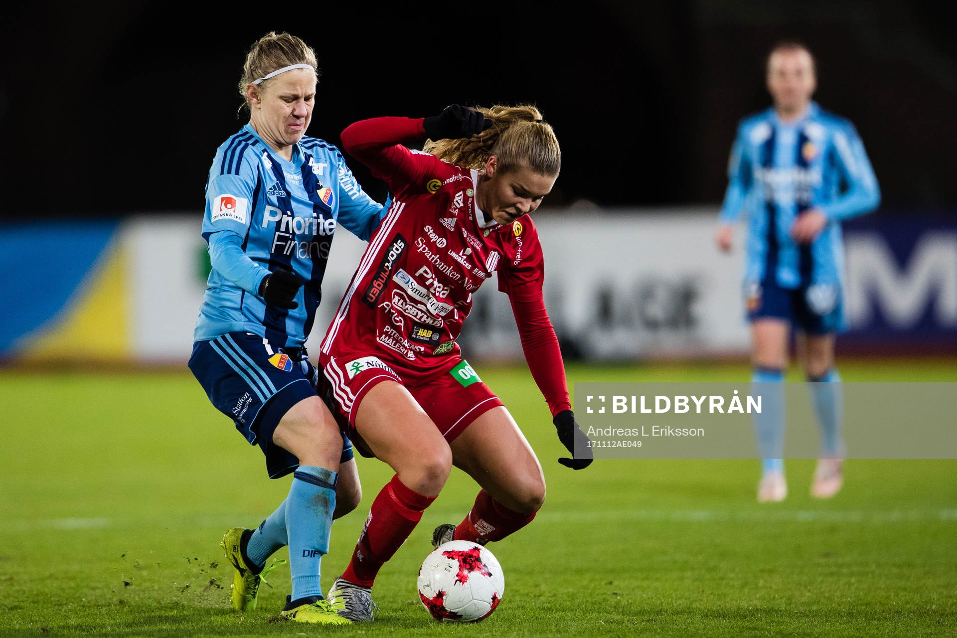 Djurgårdens Katrin Schmidt i kamp om bollen med Piteås
