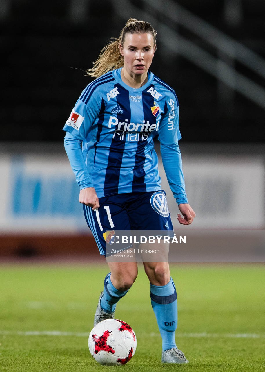 Djurgårdens Alexandra Höglund med bollen