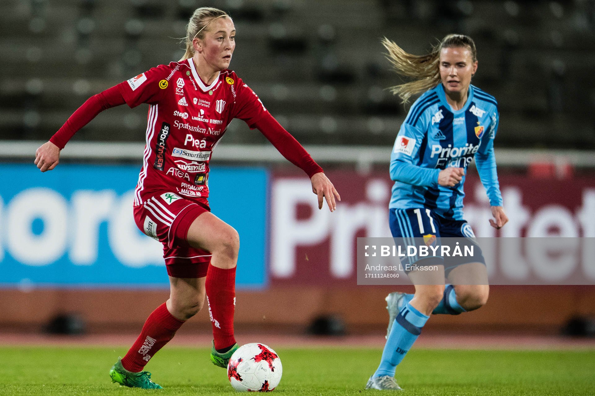 Piteås Julia Karlenäs och Djurgårdens Alexandra Höglund