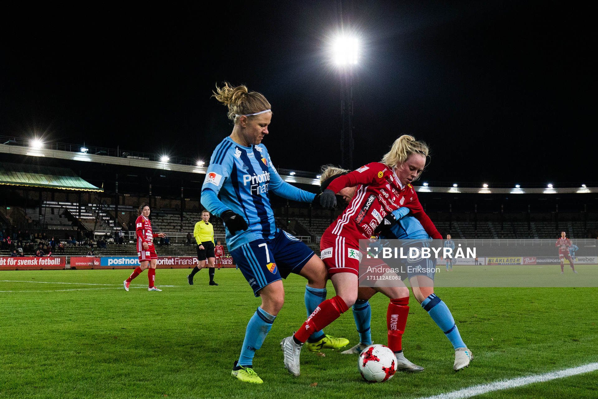 Piteås Cecilia Edlund i kamp om bollen med Djurgårdens