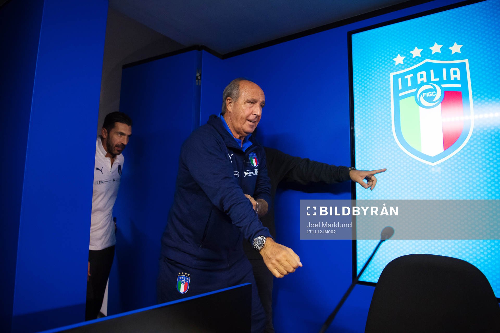 Gianluigi Buffon och förbundskapten Gian Piero Ventura på
