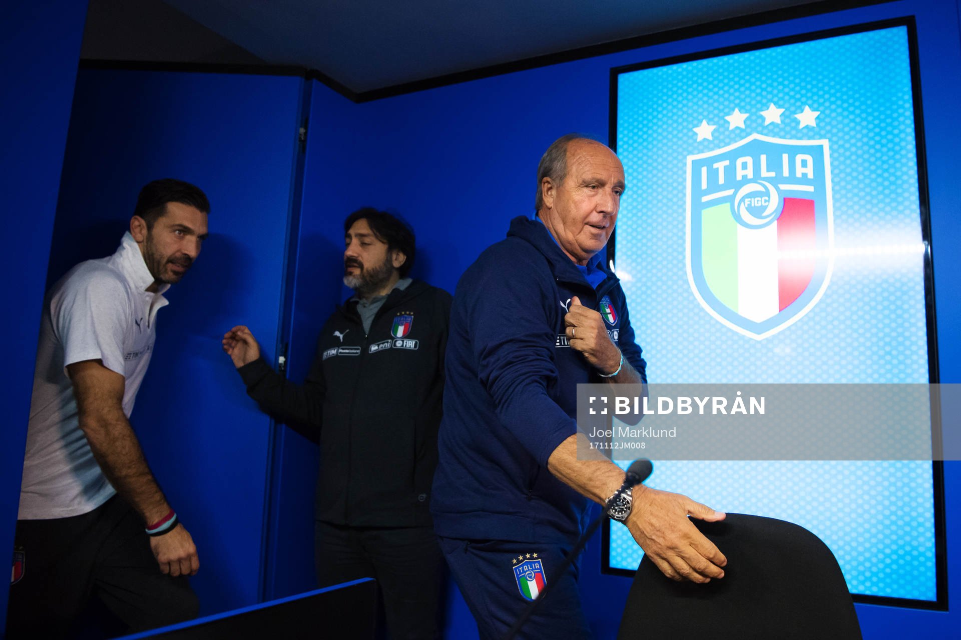 Gianluigi Buffon och förbundskapten Gian Piero Ventura på
