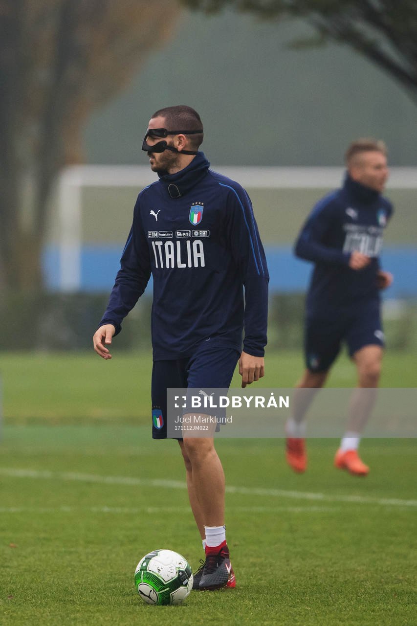 Leonardo Bonucci med ett ansiktsskydd under Italiens fotbollslandslags träning den 12 november 2017 i Milano.
