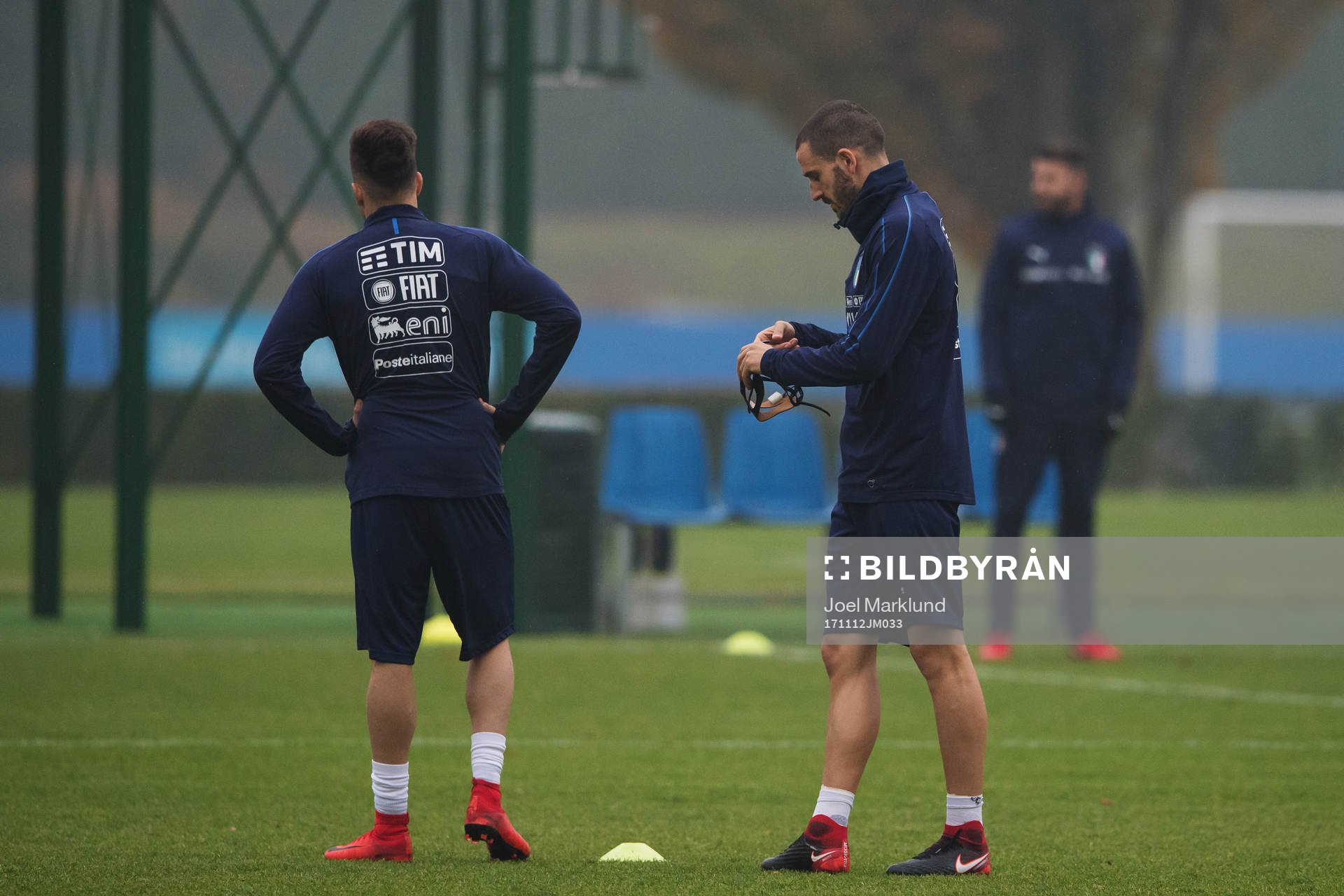 Leonardo Bonucci tar på sig ett ansiktsskydd