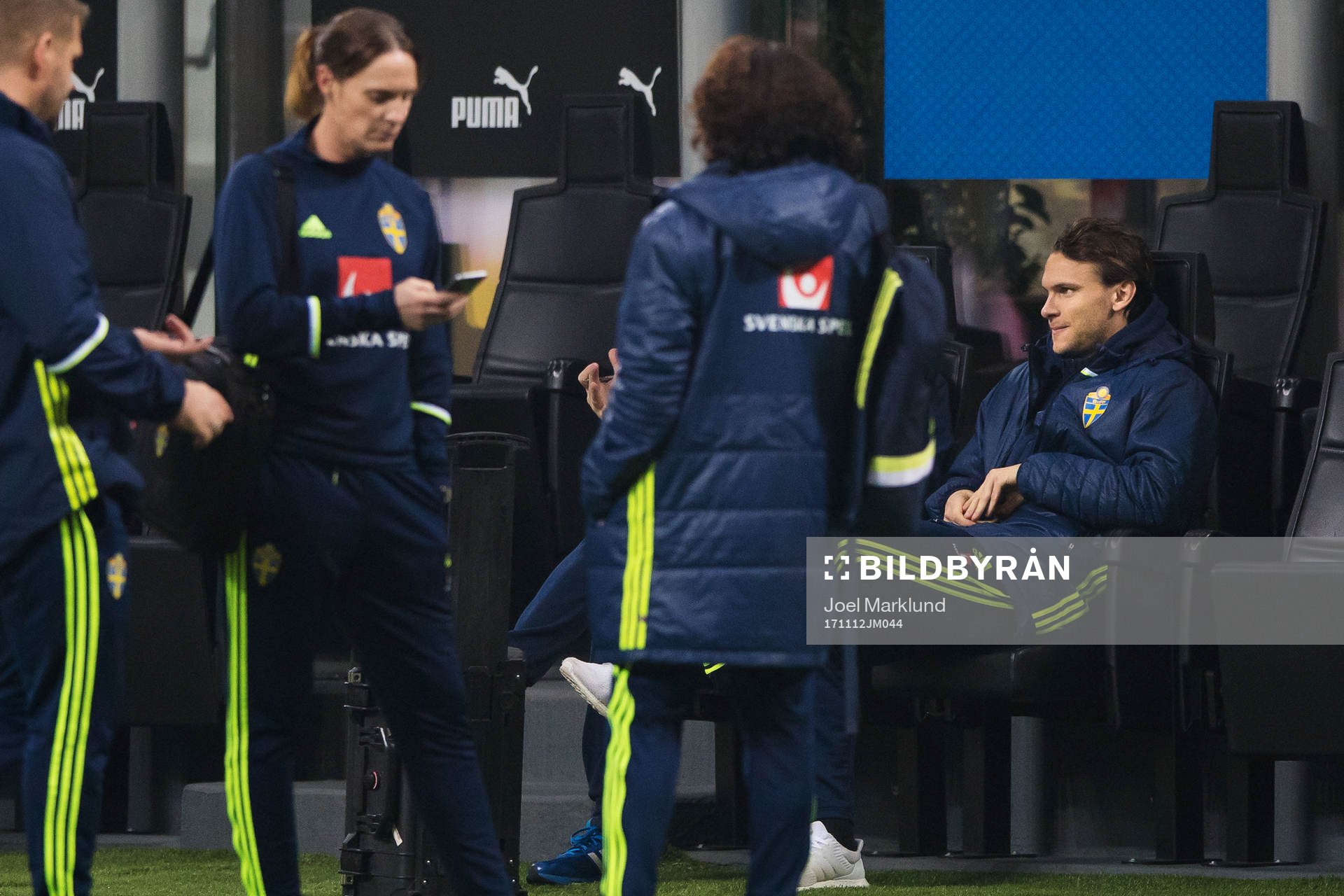 Albin Ekdal sitter på bänken