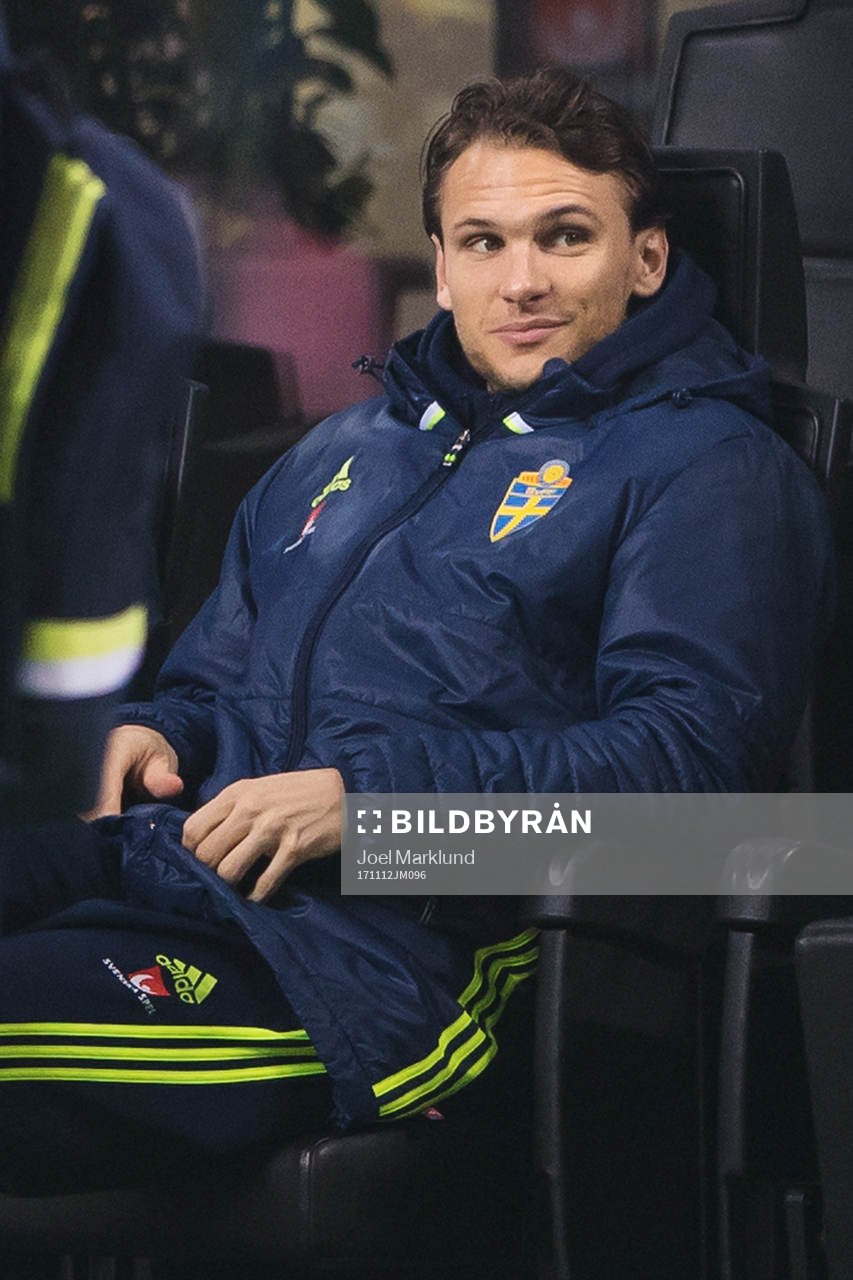 Albin Ekdal sitter på bänken