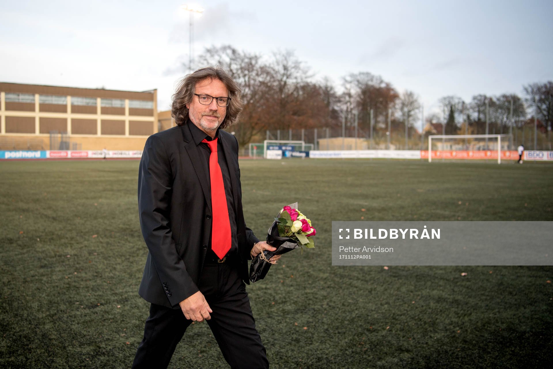 LB07s tränare Sven Sjunnesson avtackas inför fotbollsmatchen i Damallsvenskan mellan LB07 och Linköping den 12 november 2017 i Malmö.