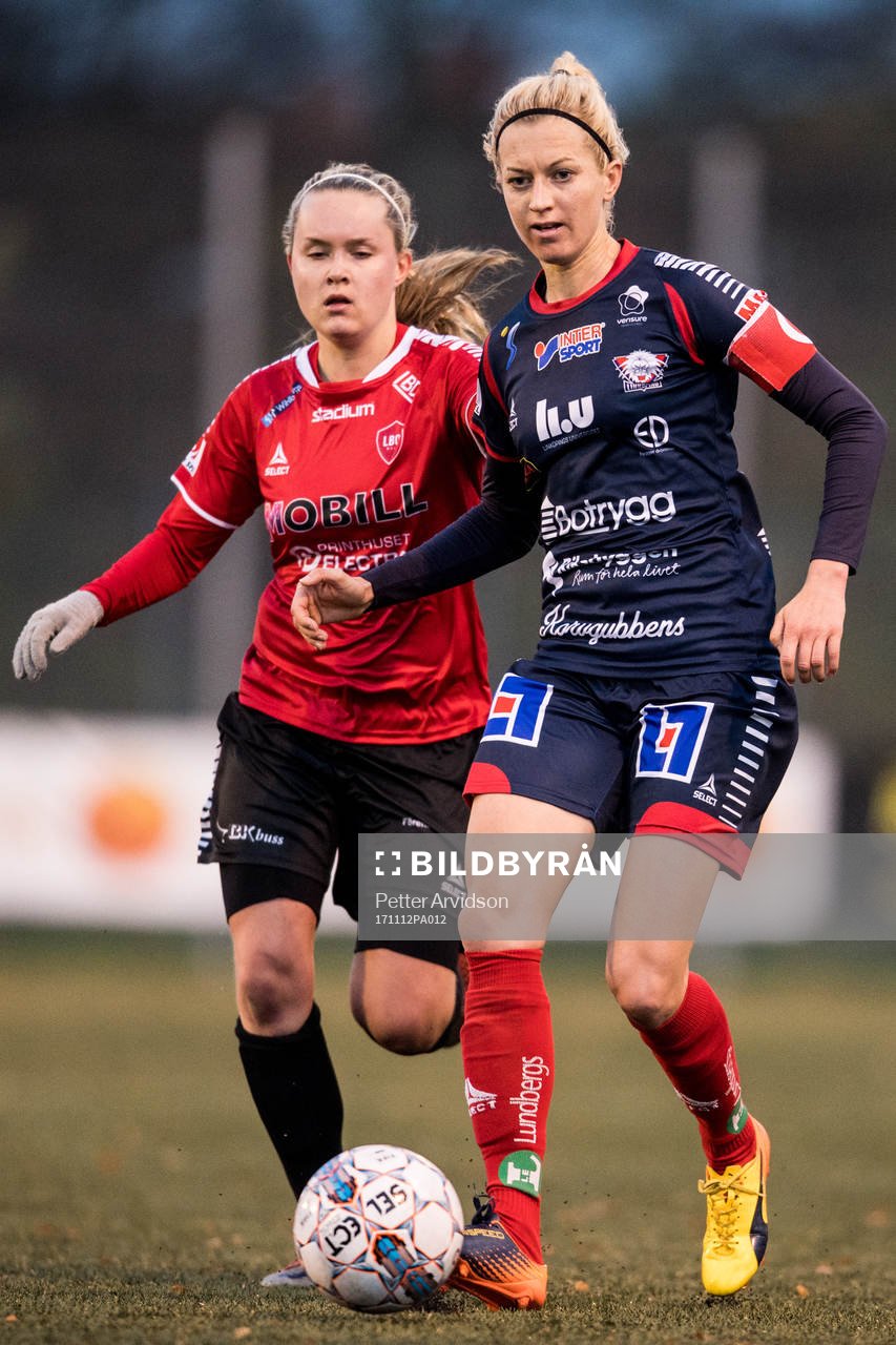 Linköpings Janni Arnth och LB07s Iina Salmi under fotbollsmatchen i Damallsvenskan mellan LB07 och Linköping den 12 november 2017 i Malmö.