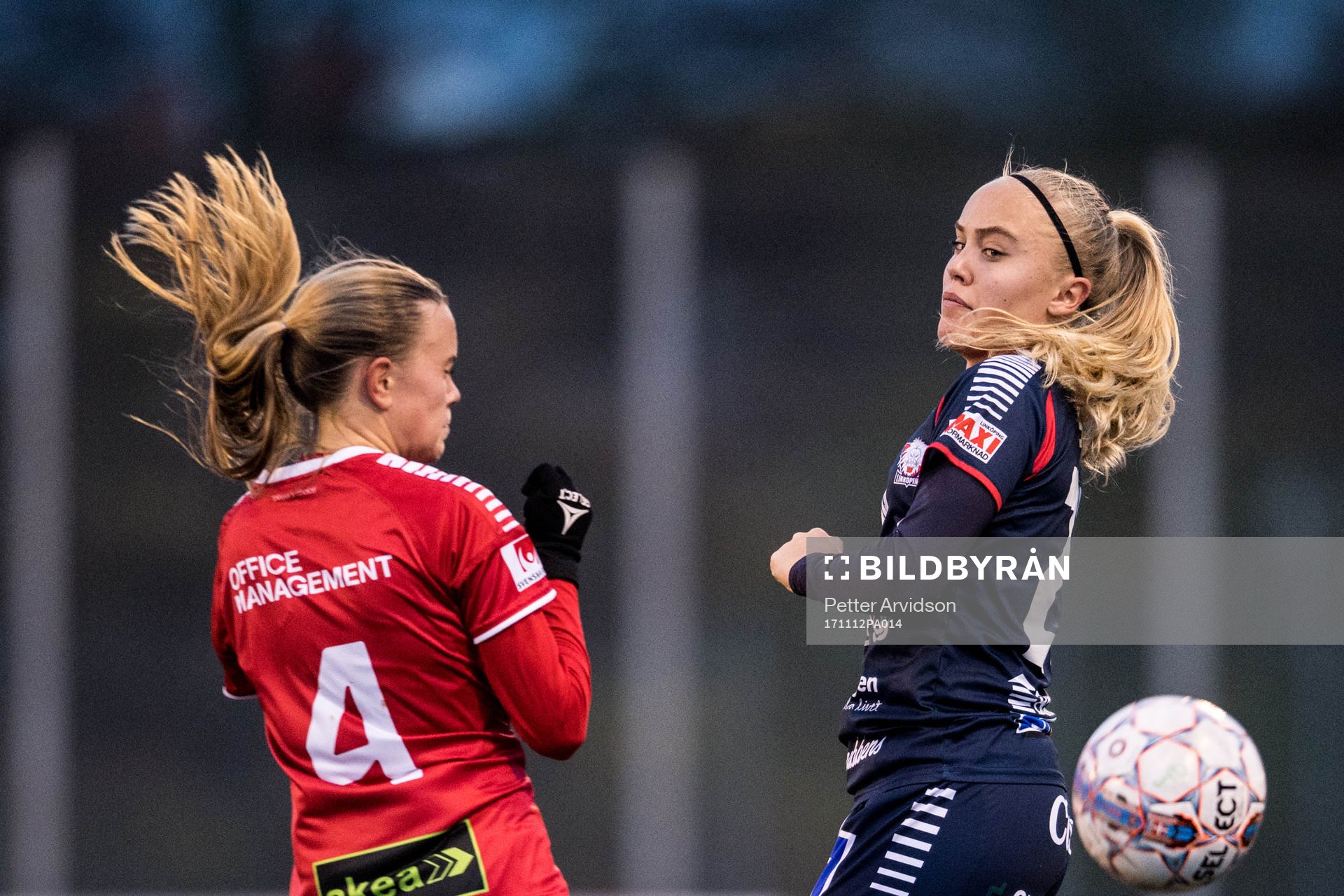 Linköpings Alva Selerud och LB07s Elin Björklund