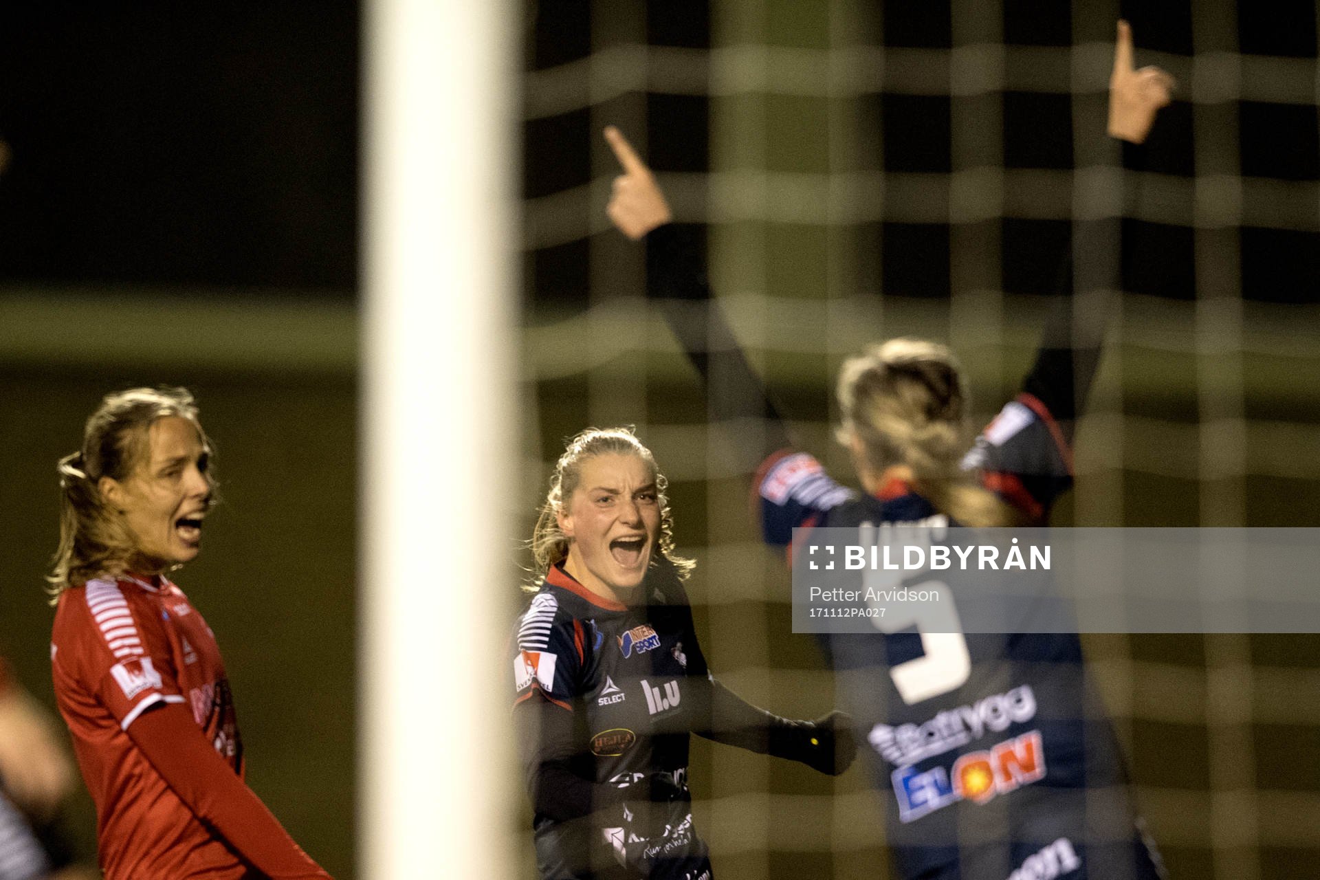 Linköpings Maja Kildemoes och Lisa Lantz jublar efter 0-1 av Lantz under fotbollsmatchen i Damallsvenskan mellan LB07 och Linköping den 12 november 2017 i Malmö.