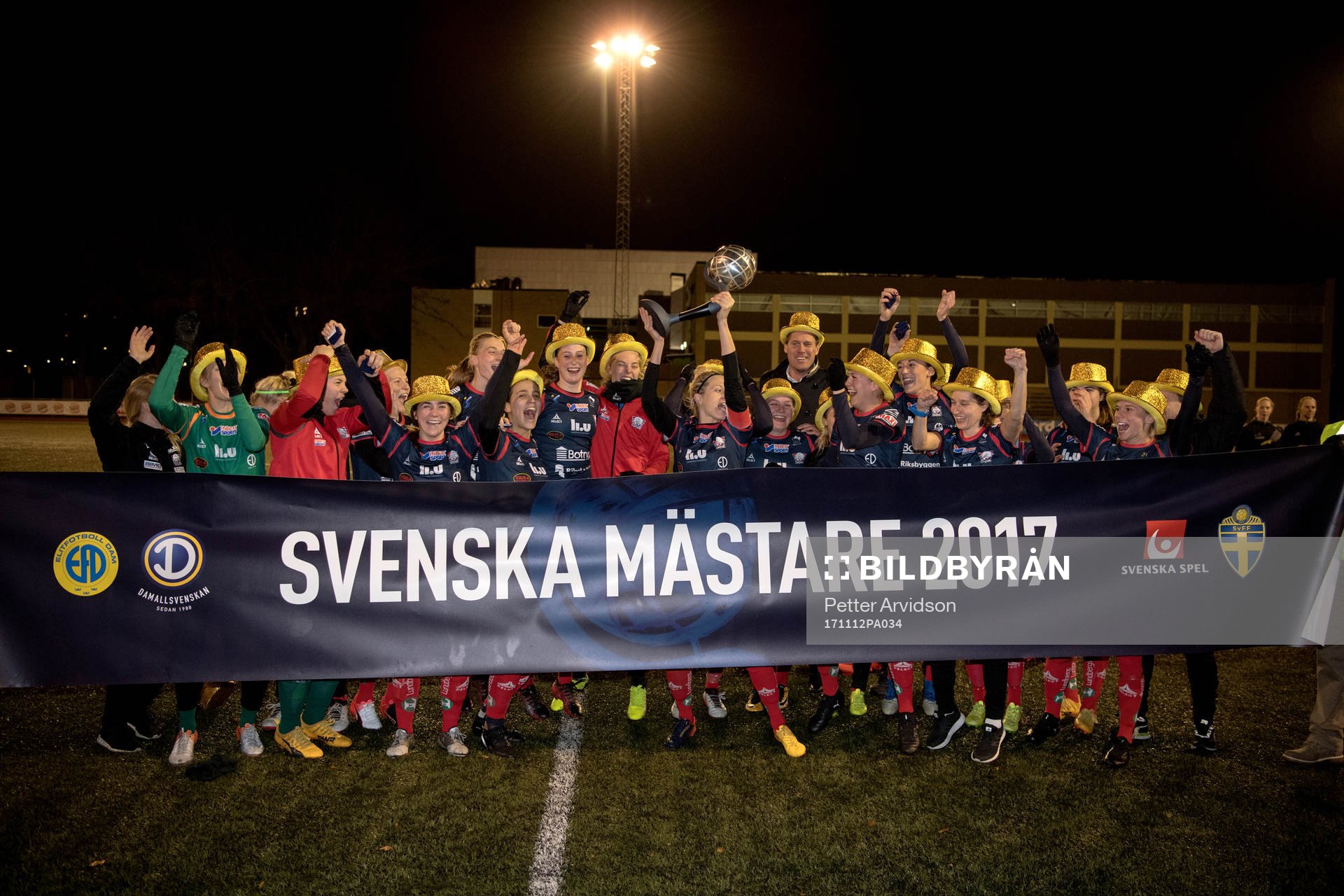 Linköpings spelare jublar med pokalen