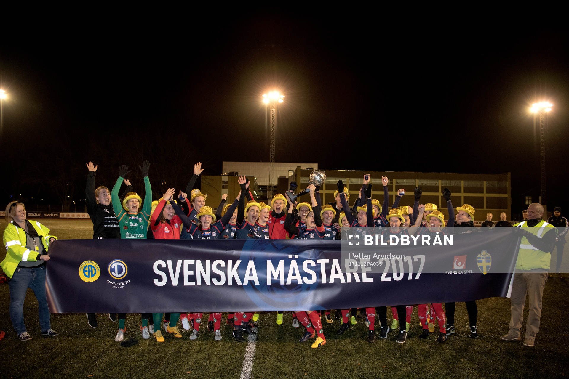 Linköpings spelare jublar med pokalen