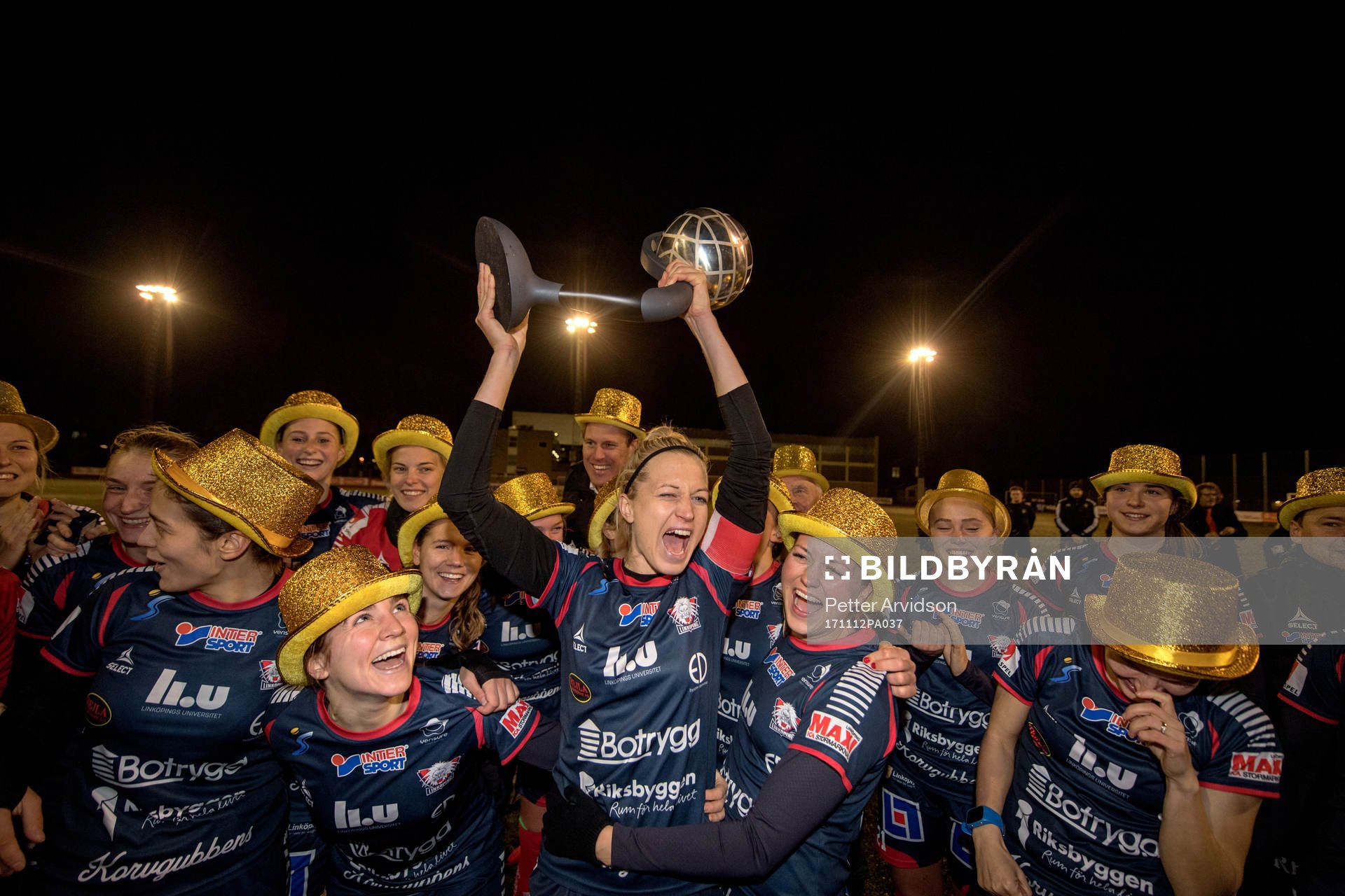 Linköpings Janni Arnth och lagkamrater jublar med pokalen under fotbollsmatchen i Damallsvenskan mellan LB07 och Linköping den 12 november 2017 i Malmö.