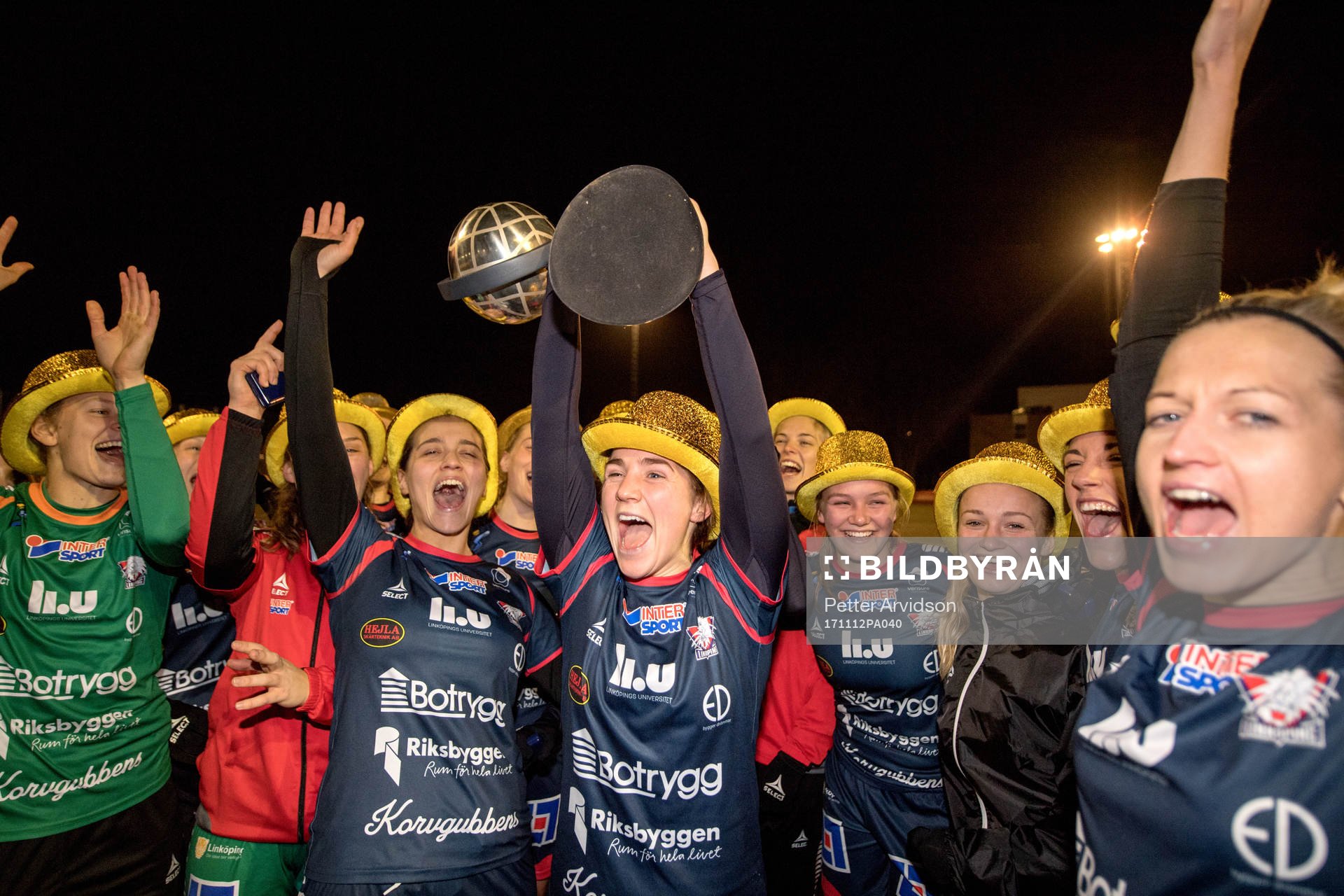Linköpings Irma Helin och lagkamrater jublar med pokalen under fotbollsmatchen i Damallsvenskan mellan LB07 och Linköping den 12 november 2017 i Malmö.
