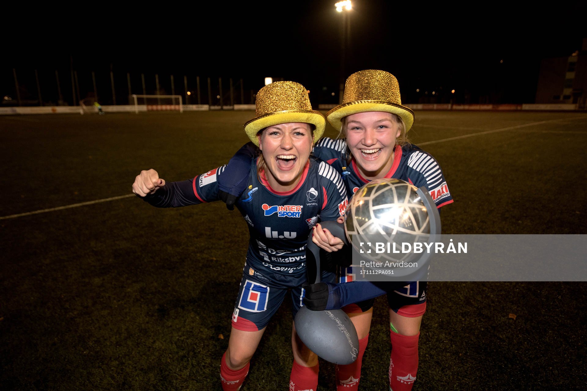 Linköpings Kristine Minde och Jonna Andersson jublar med