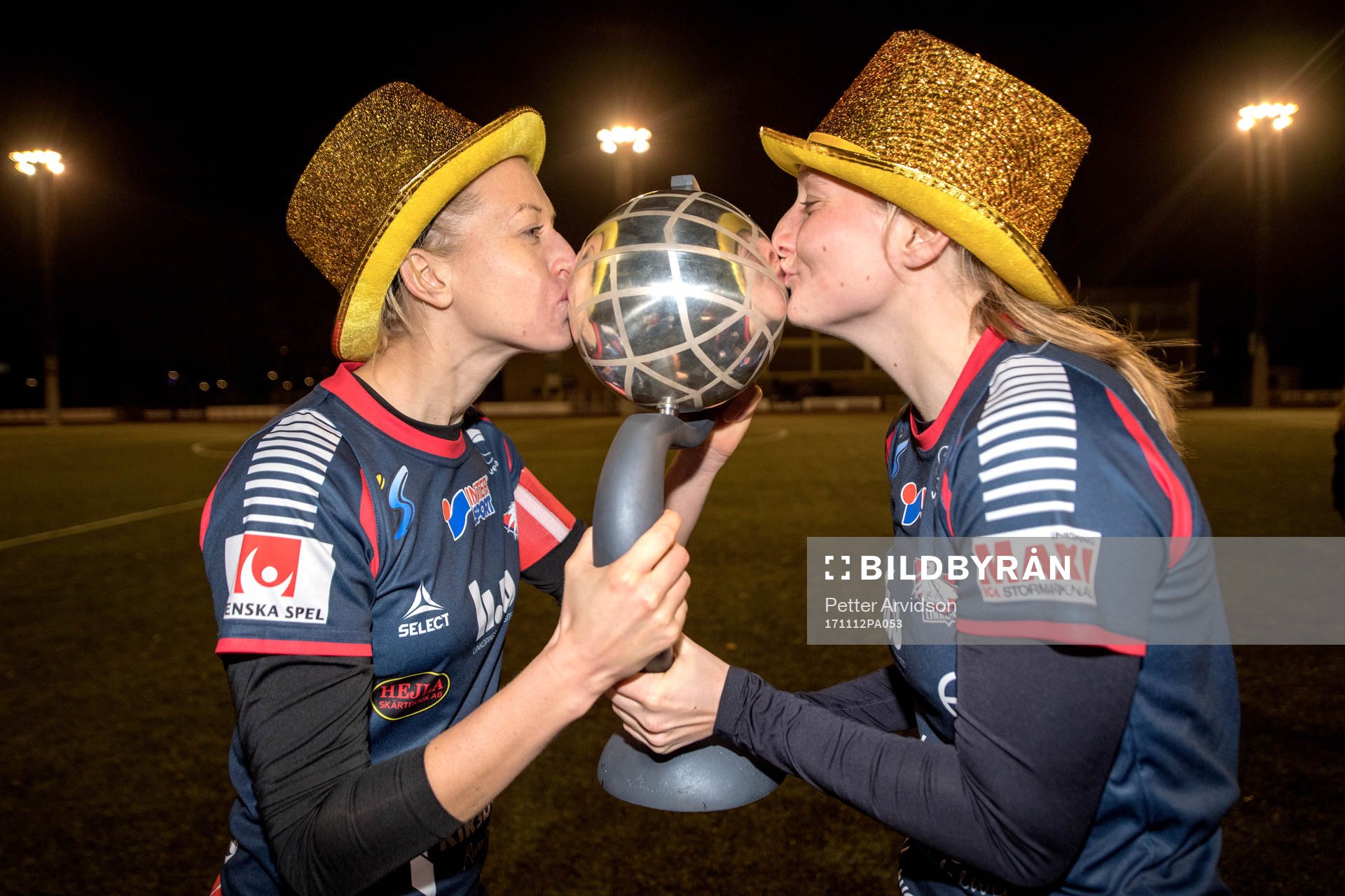 Linköpings Maja Kildemoes och Janni Arnth kysser pokalen