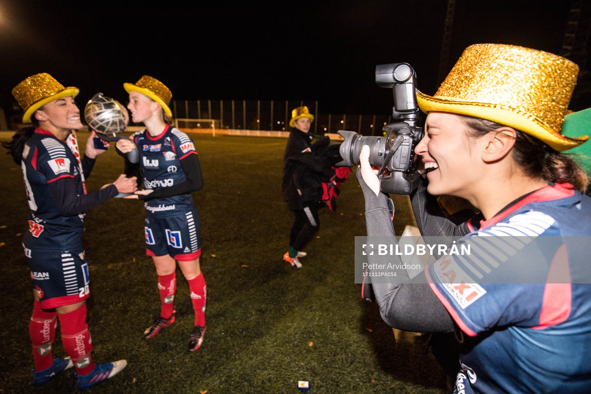 Linköpings Marija Banusic lånar en kamera och tar bilder på Anna Oscarsson och Nicoline Sörensen med Kronprinsessan Victorias pokal efter fotbollsmatchen i Damallsvenskan mellan LB07 och Linköping den 12 november 2017 i Malmö.