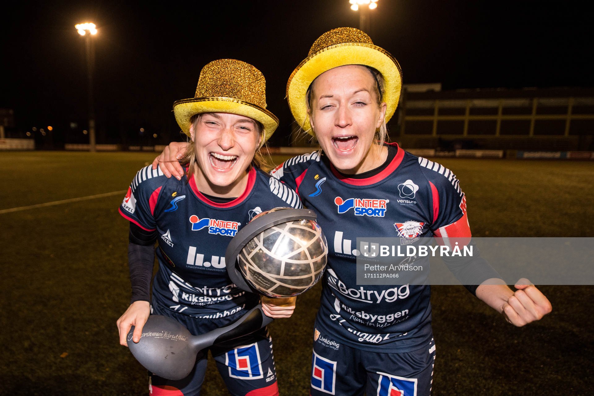 Linköpings Maja Kildemoes och Janni Arnth jublar med
