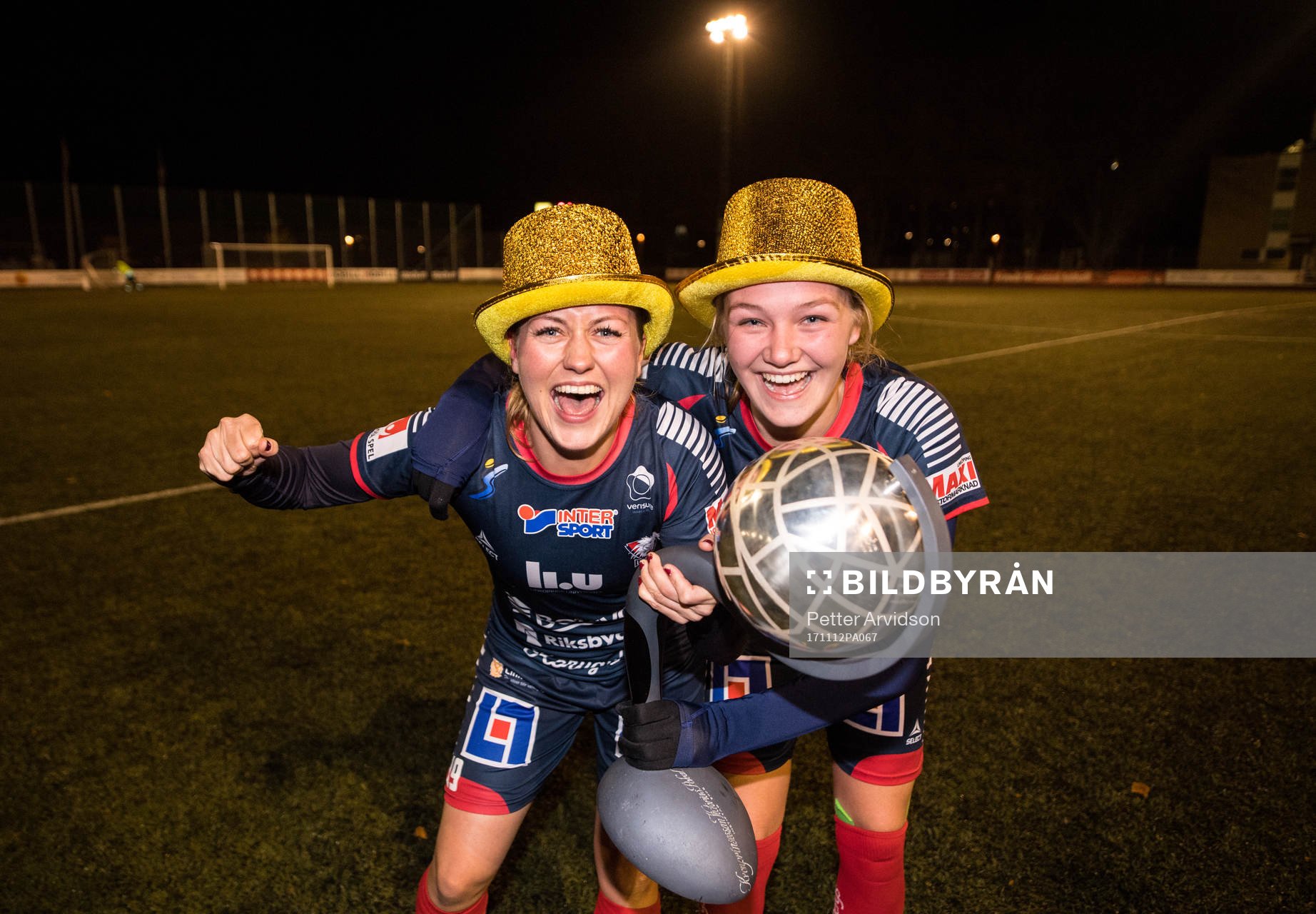 Linköpings Kristine Minde och Jonna Andersson jublar med