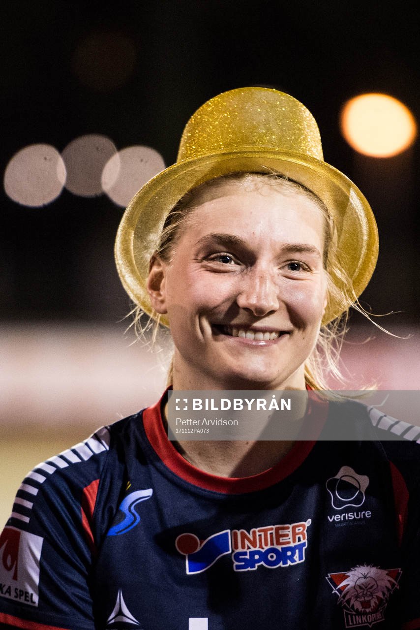Linköpings Maja Kildemoes under prisutdelningen efter fotbollsmatchen i Damallsvenskan mellan LB07 och Linköping den 12 november 2017 i Malmö.