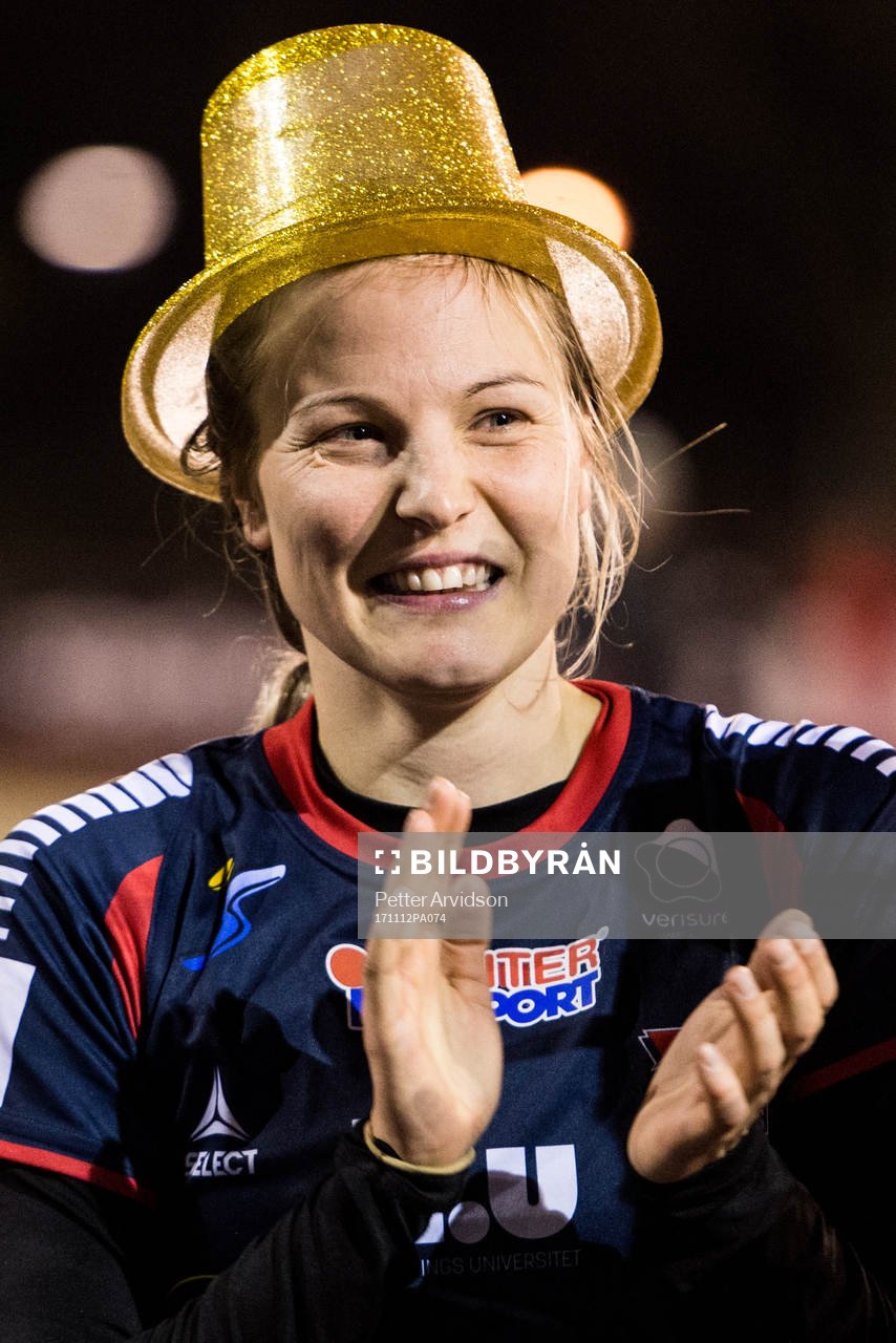 Linköpings Lisa Lantz under prisutdelningen efter fotbollsmatchen i Damallsvenskan mellan LB07 och Linköping den 12 november 2017 i Malmö.