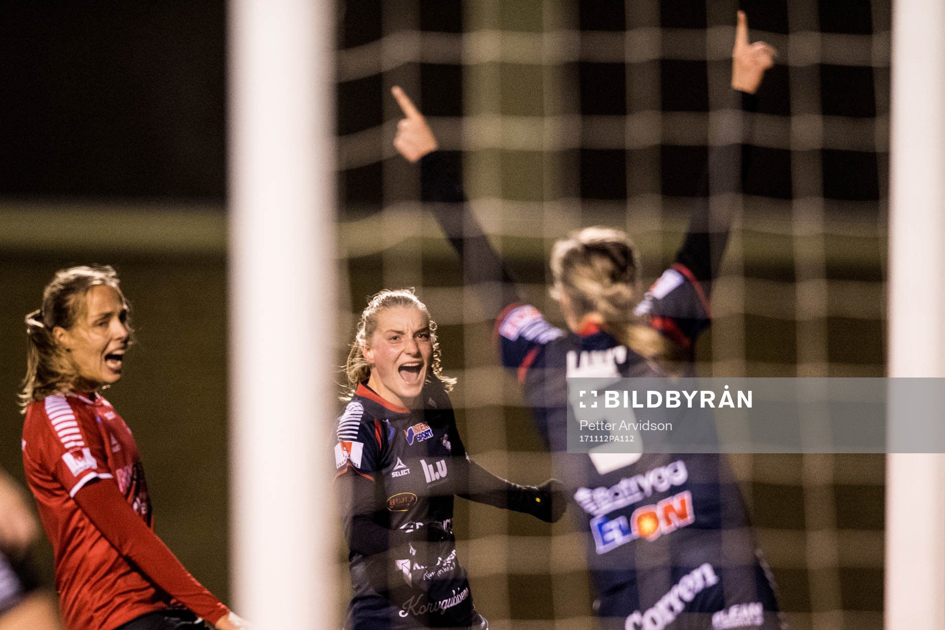 Linköpings Maja Kildemoes jublar mot Lisa Lantz som gjort