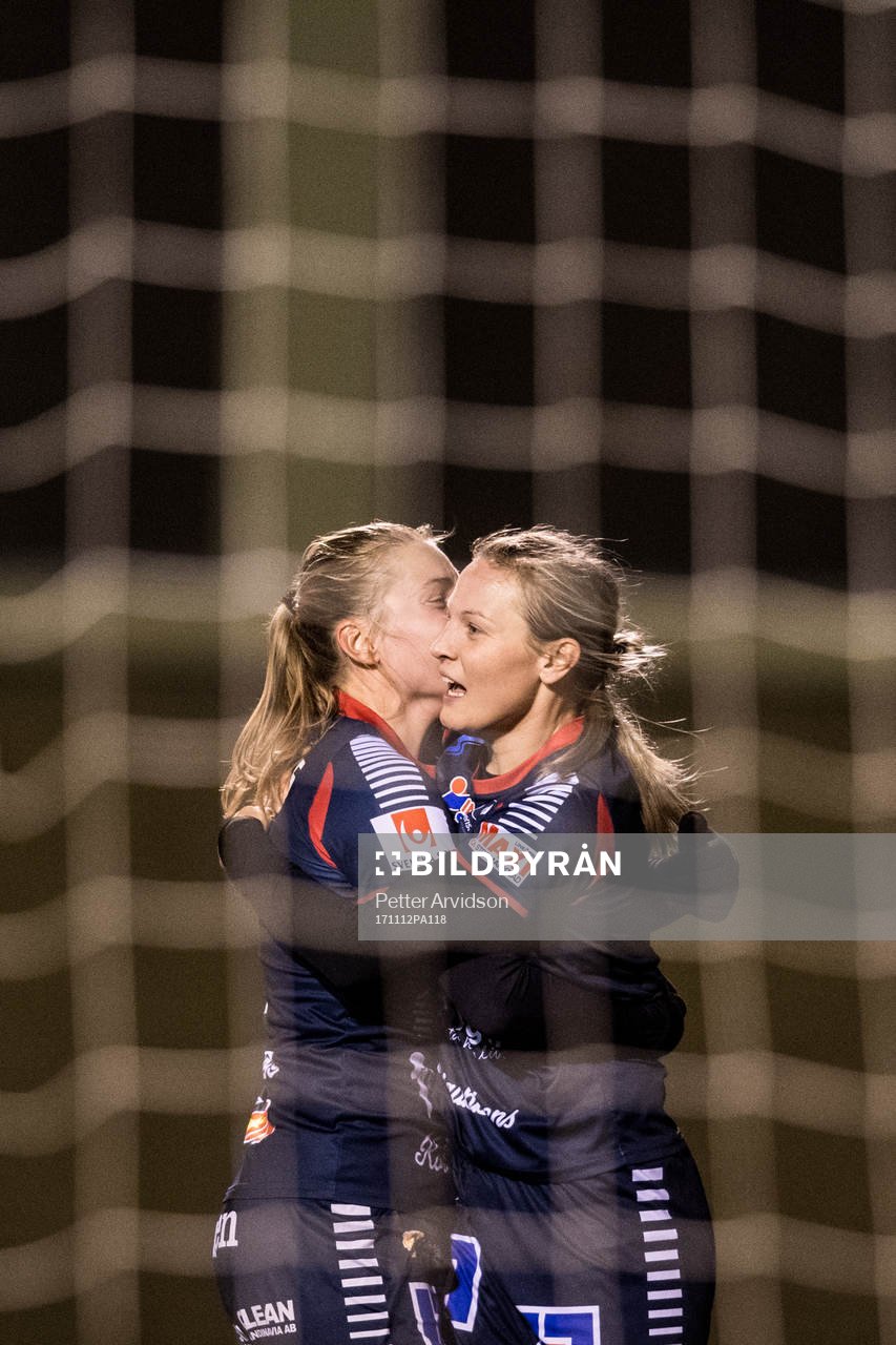 Linköpings Lisa Lantz jublar med Maja Kildemoes