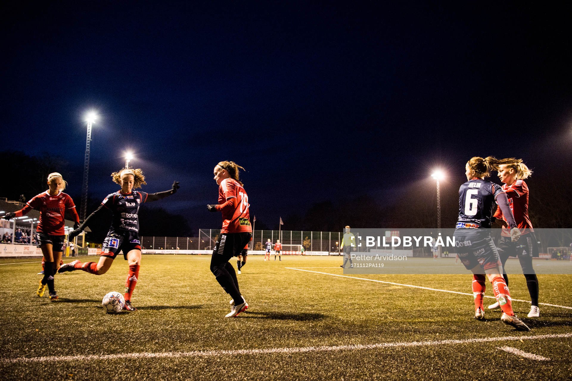 Linköpings Nicoline Sörensen mot LB07s Rebecka Persson under fotbollsmatchen i Damallsvenskan mellan LB07 och Linköping den 12 november 2017 i Malmö.