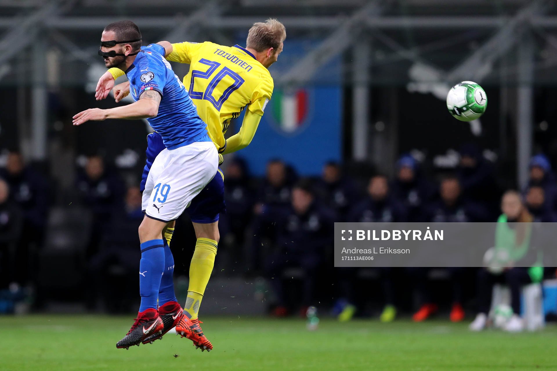 Italiens Leonardo Bonucci i nickduell med Sveriges Ola