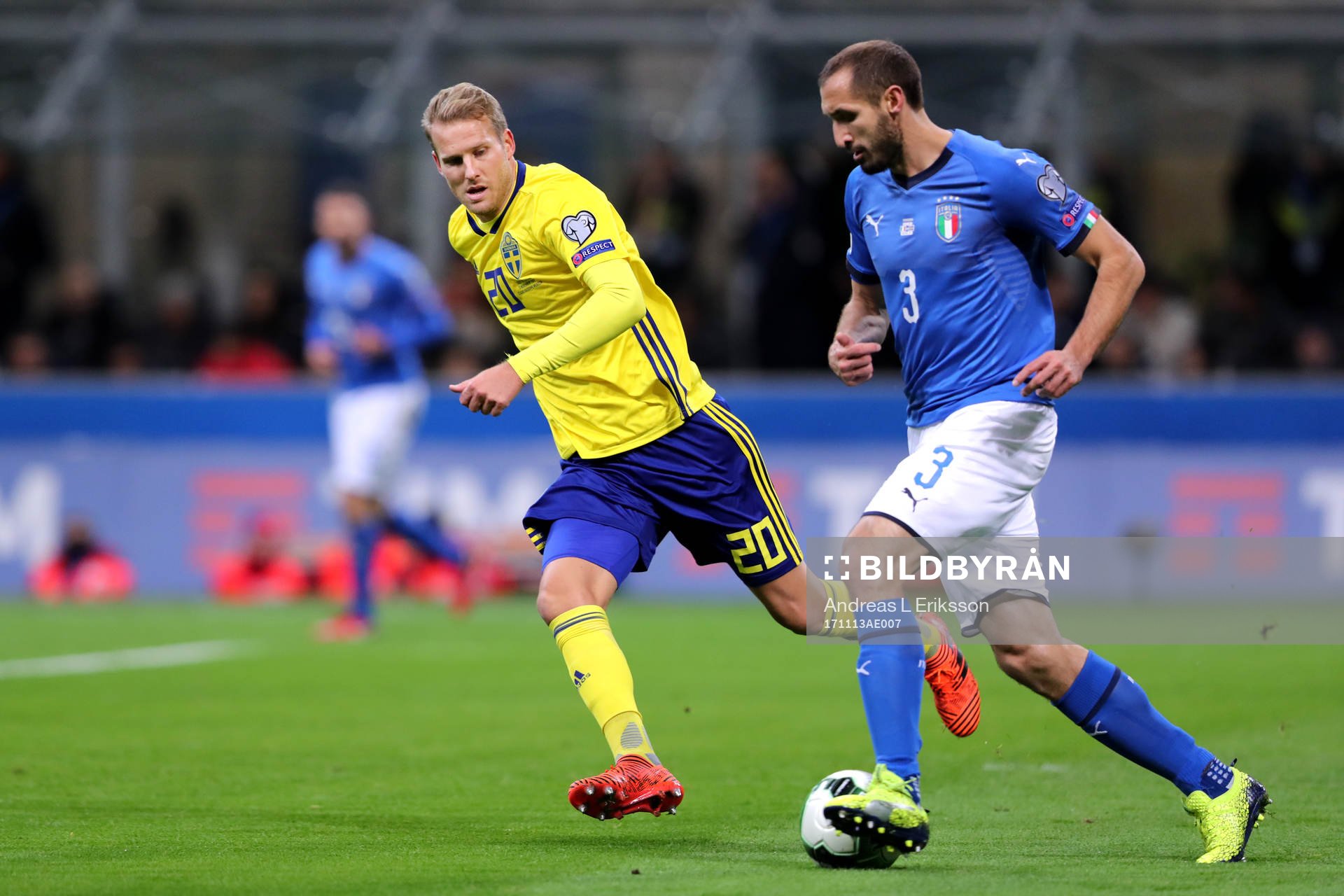 Sveriges Ola Toivonen och Italiens Giorgio Chiellini