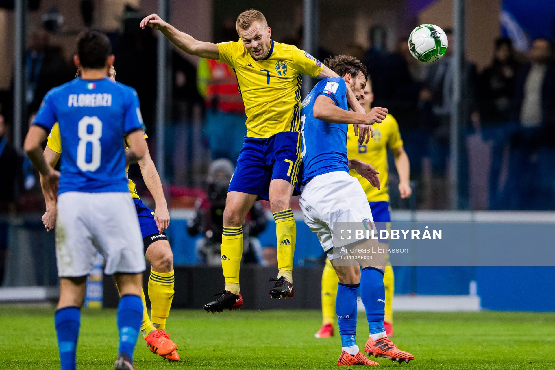 Sveriges Sebastian Larsson och Italiens Manolo Gabbiadini