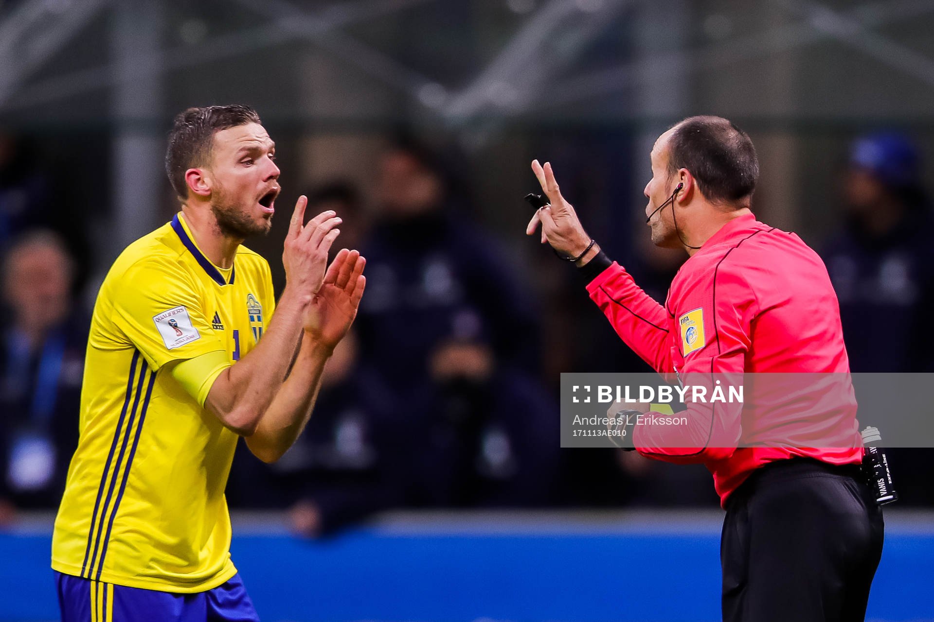 Sveriges Marcus Berg och domare Antonio Mateu Lahoz