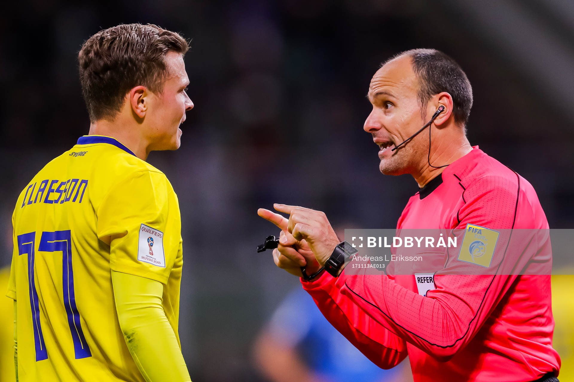 Sveriges Viktor Claesson och domare Antonio Mateu Lahoz