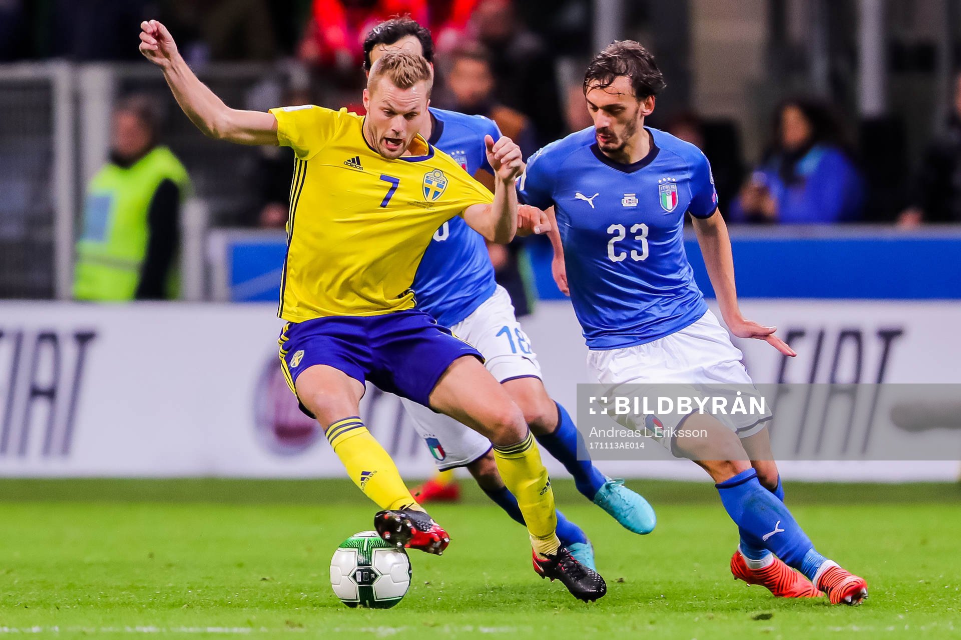 Sveriges Sebastian Larsson och Italiens Manolo Gabbiadini