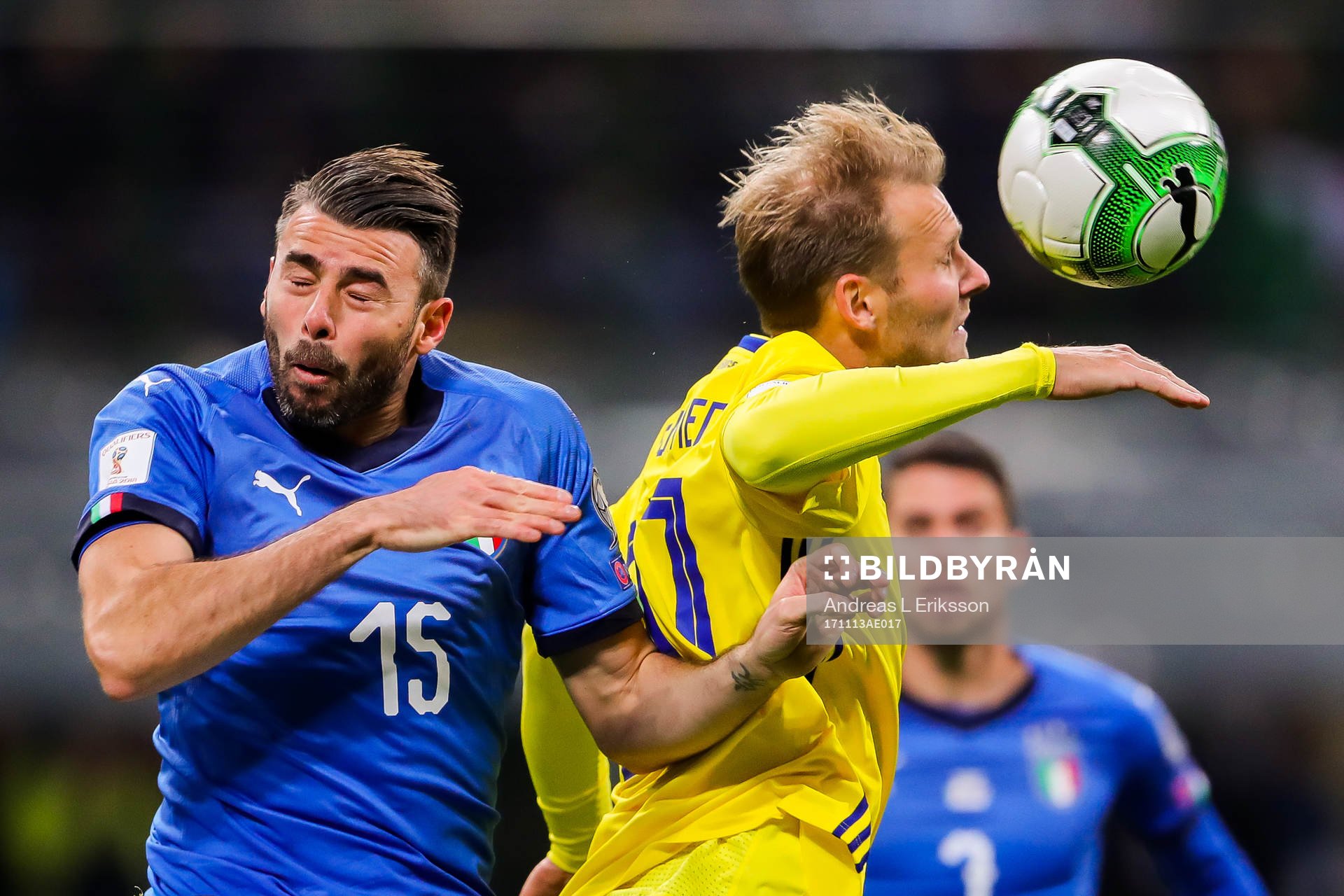 Italiens Andrea Barzagli och Sveriges Ola Toivonen