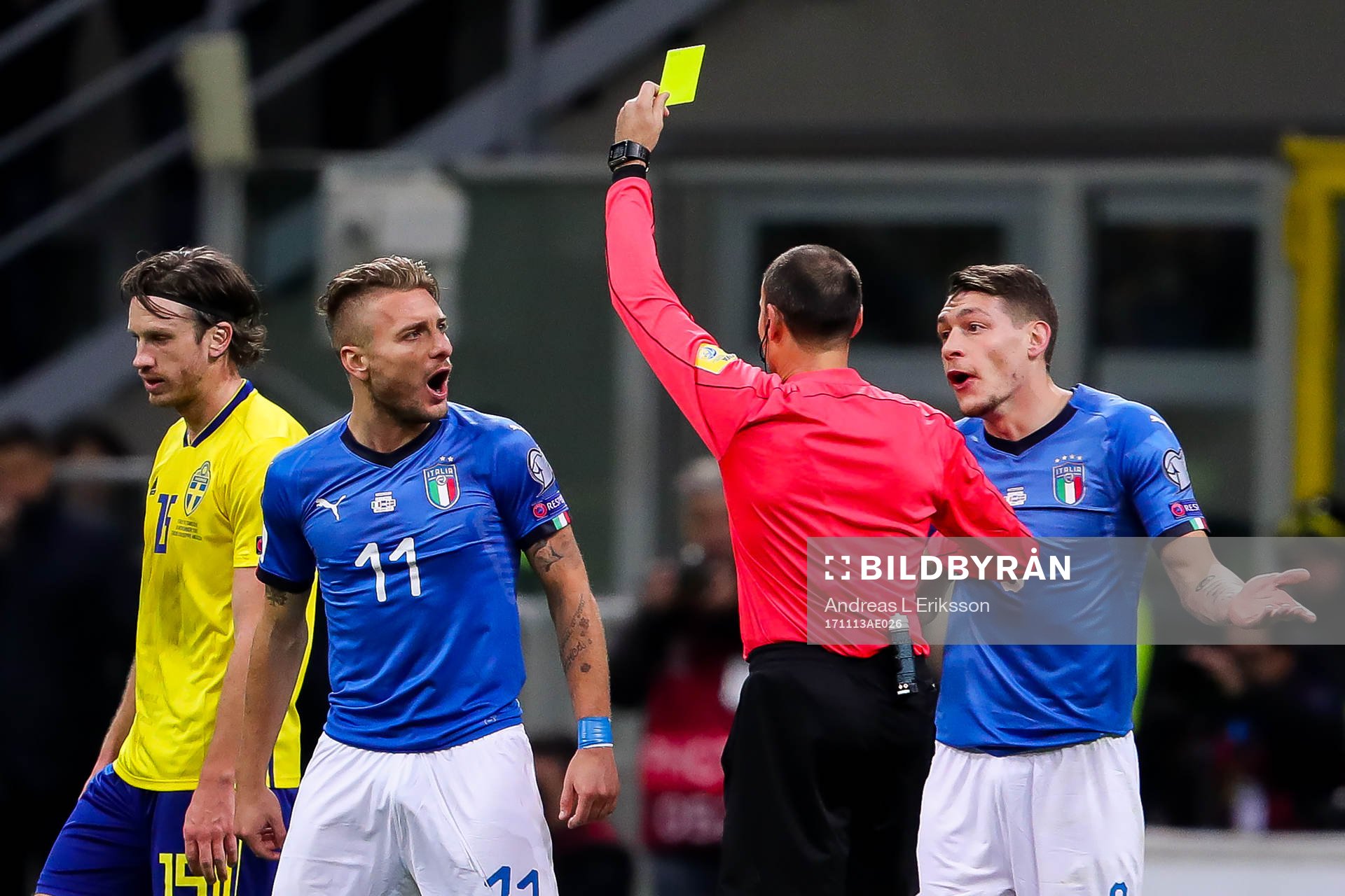 Italiens Ciro Immobile får gult kort av domare Antonio