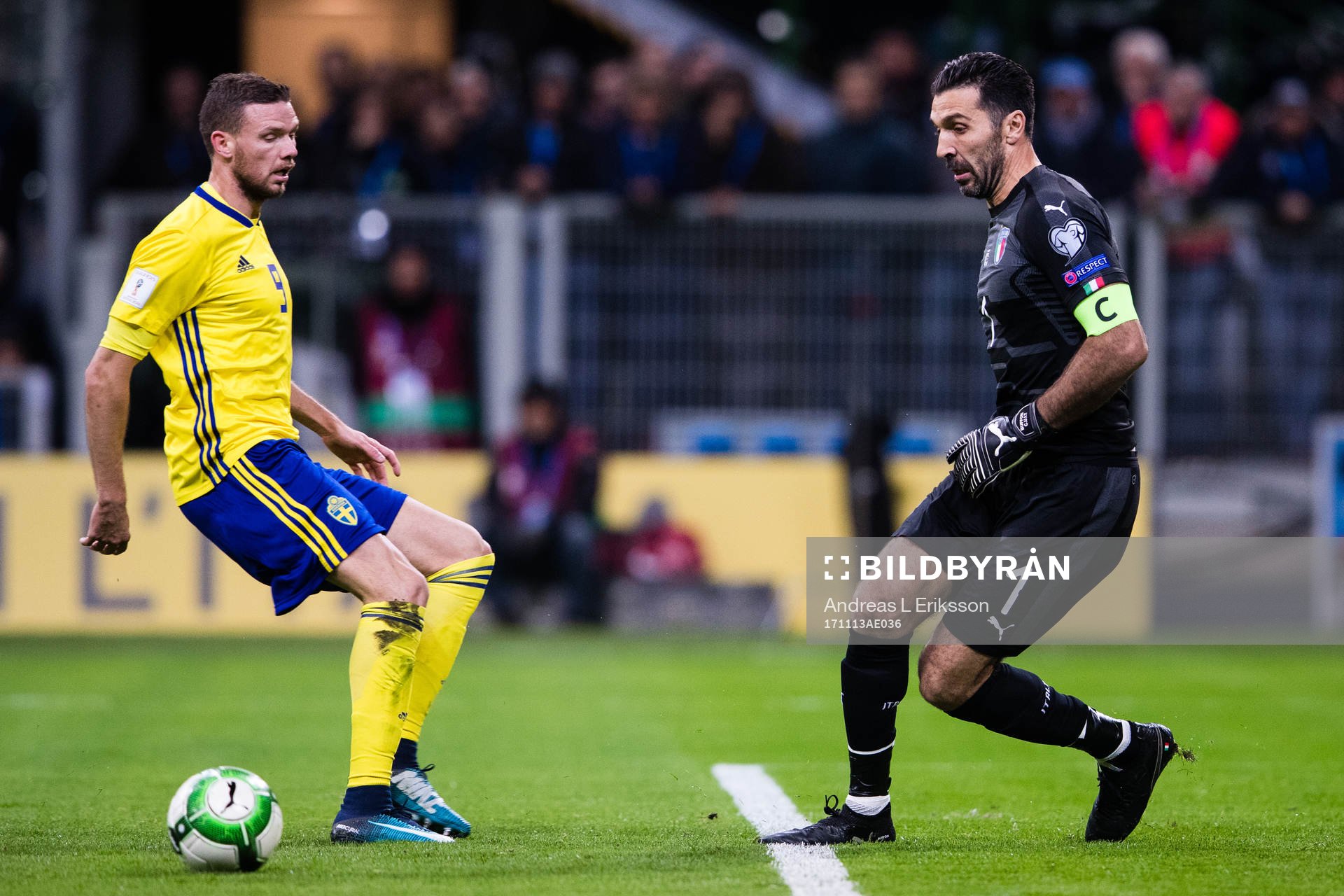 Sveriges Marcus Berg utmanar Italiens målvakt Gianluigi