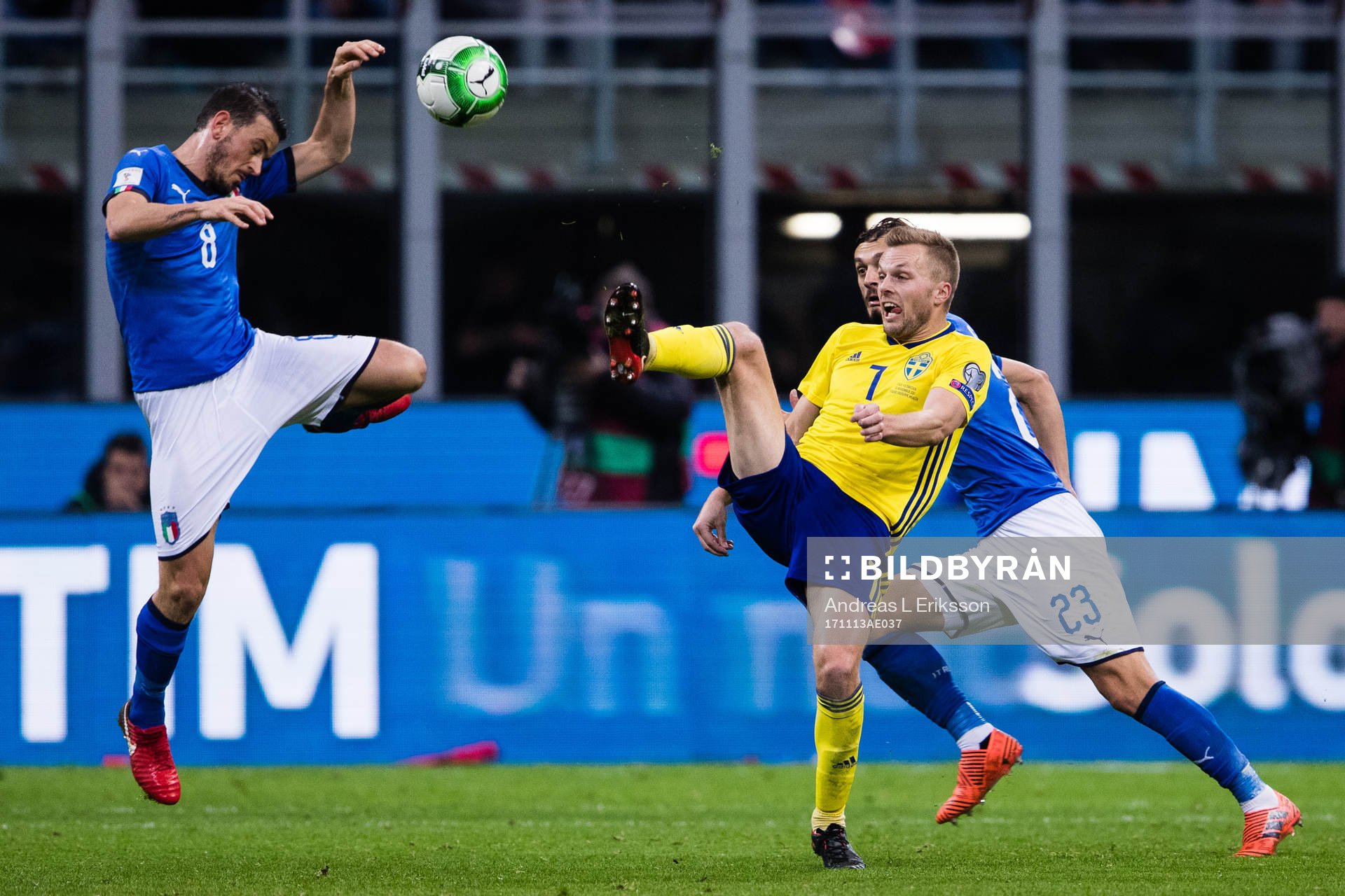 Italiens Marco Verratti och Manolo Gabbiadini i kamp om