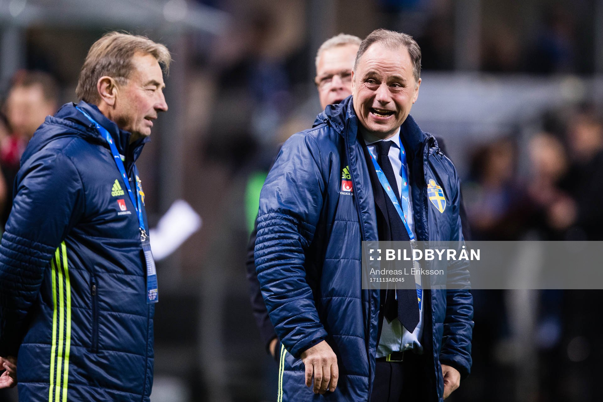 Sveriges scout Prahl och presschef Niklas Bodell jublar efter fotbollsmatchen i VM-kvalets play-off mellan Italien och Sverige den 13 november 2017 i Milano.
